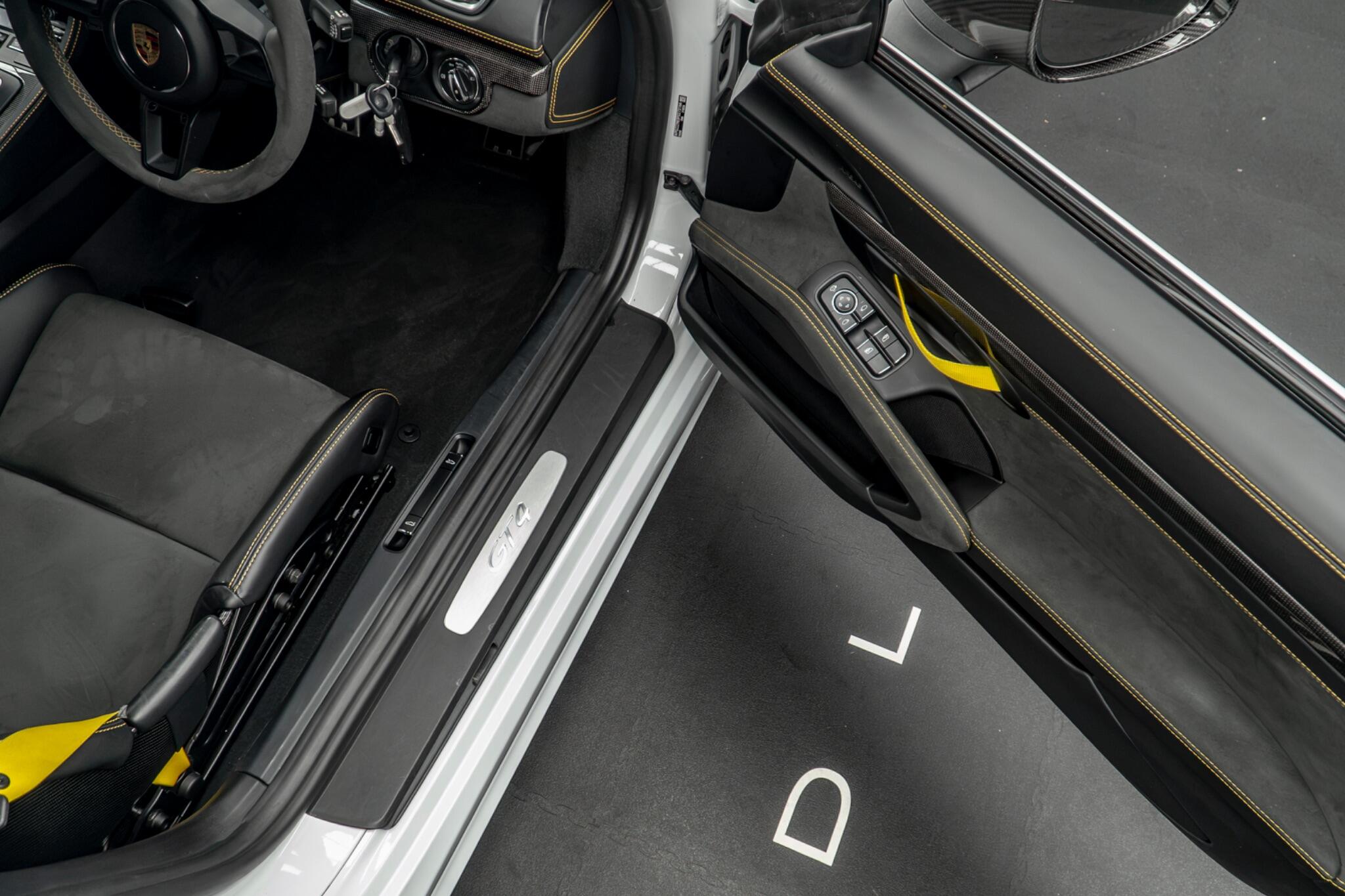 Porsche Cayman view 29