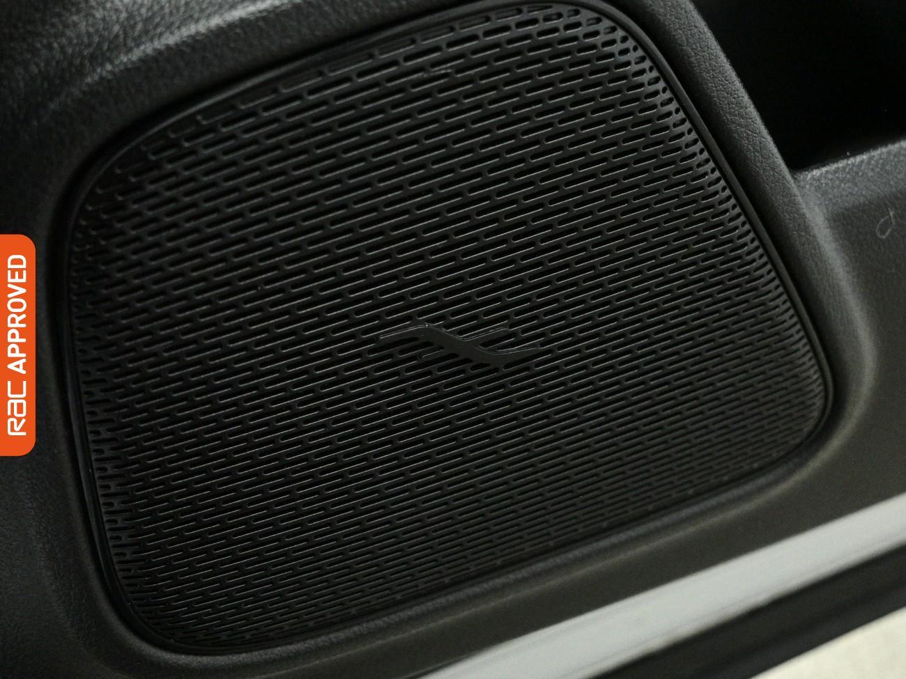 Mercedes-Benz GLB view 23