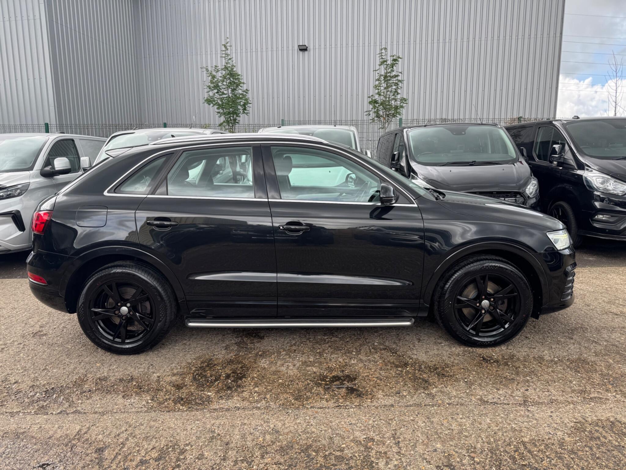 Audi Q3 view 12