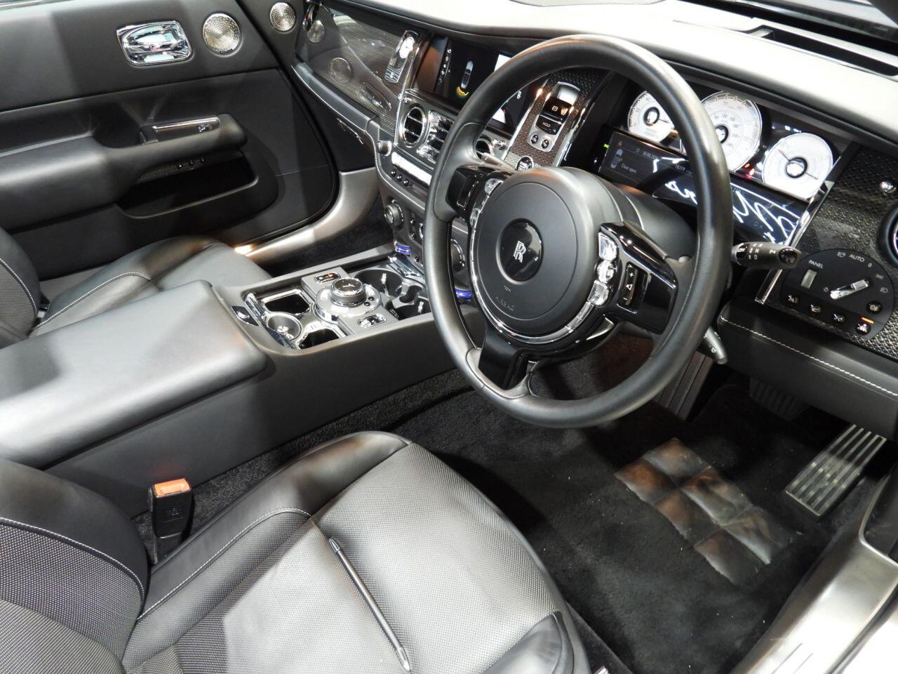 Rolls-Royce Dawn view 31