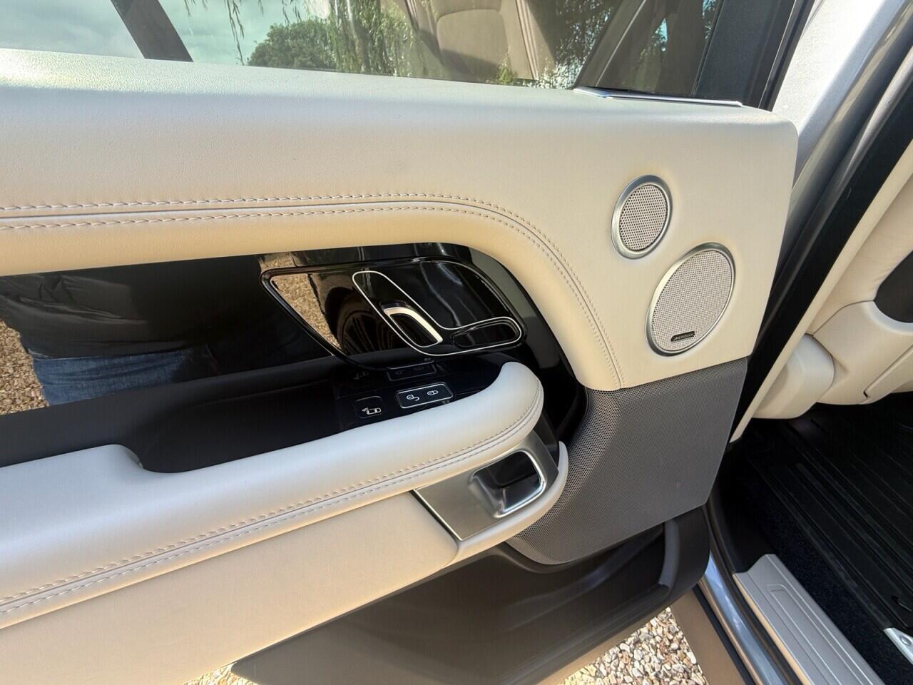 Land Rover Range Rover view 21