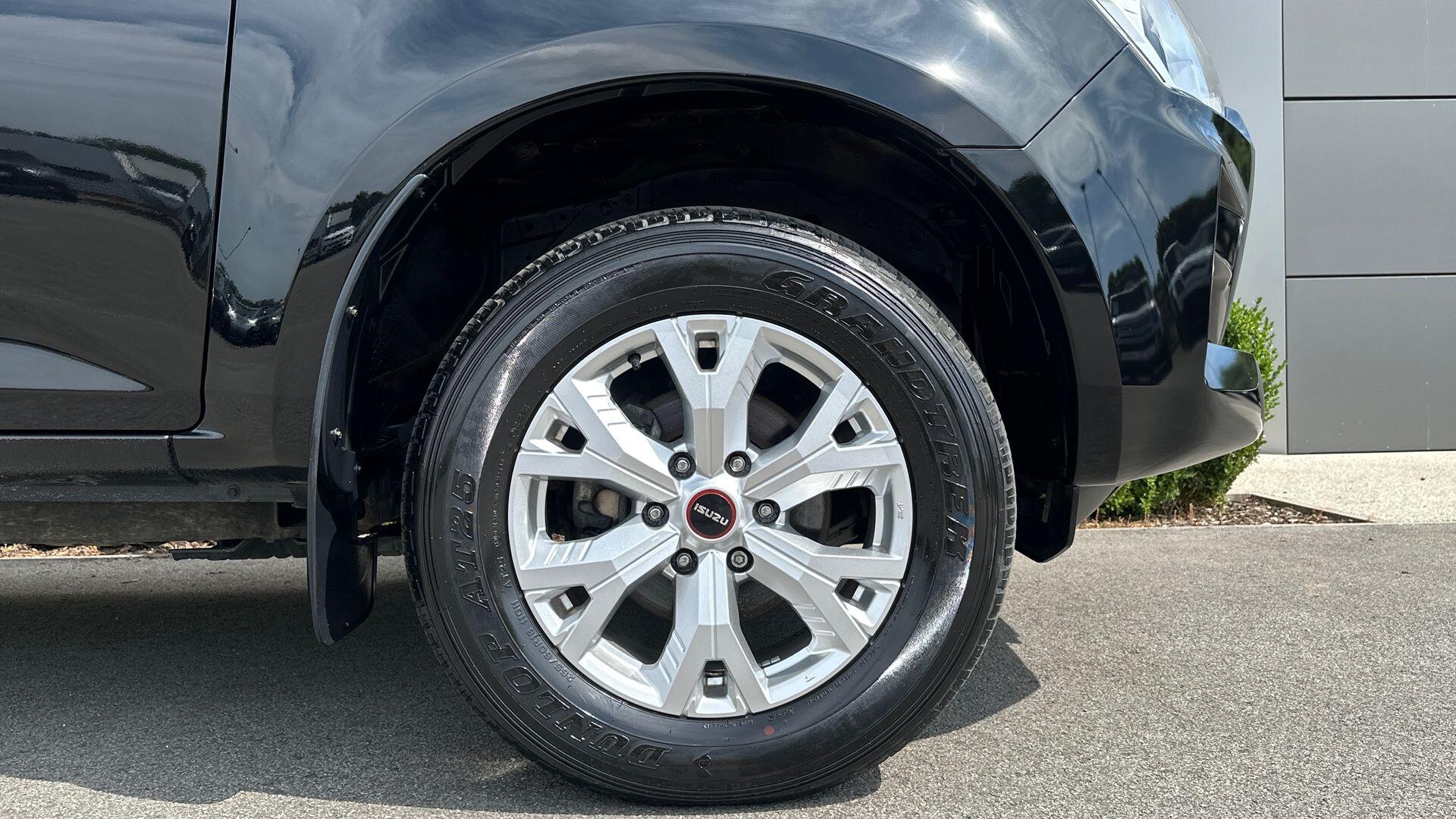 Isuzu D-Max view 8