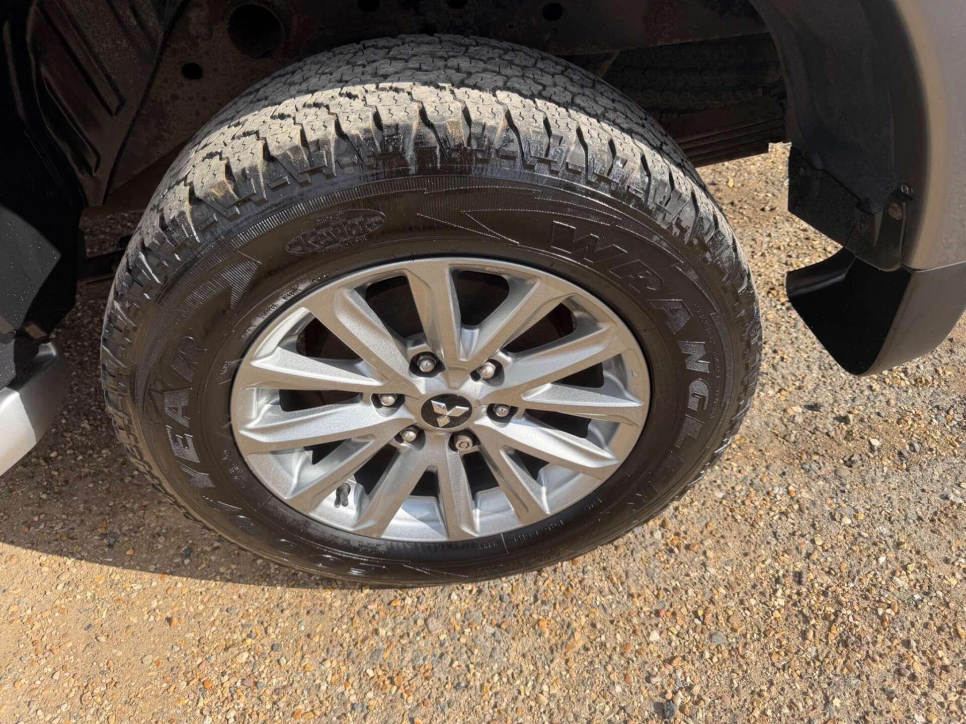 Mitsubishi L200 view 10