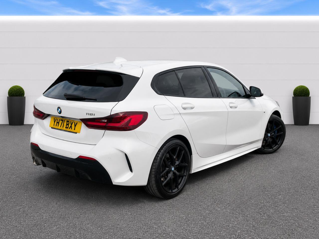BMW 1 Series view 10