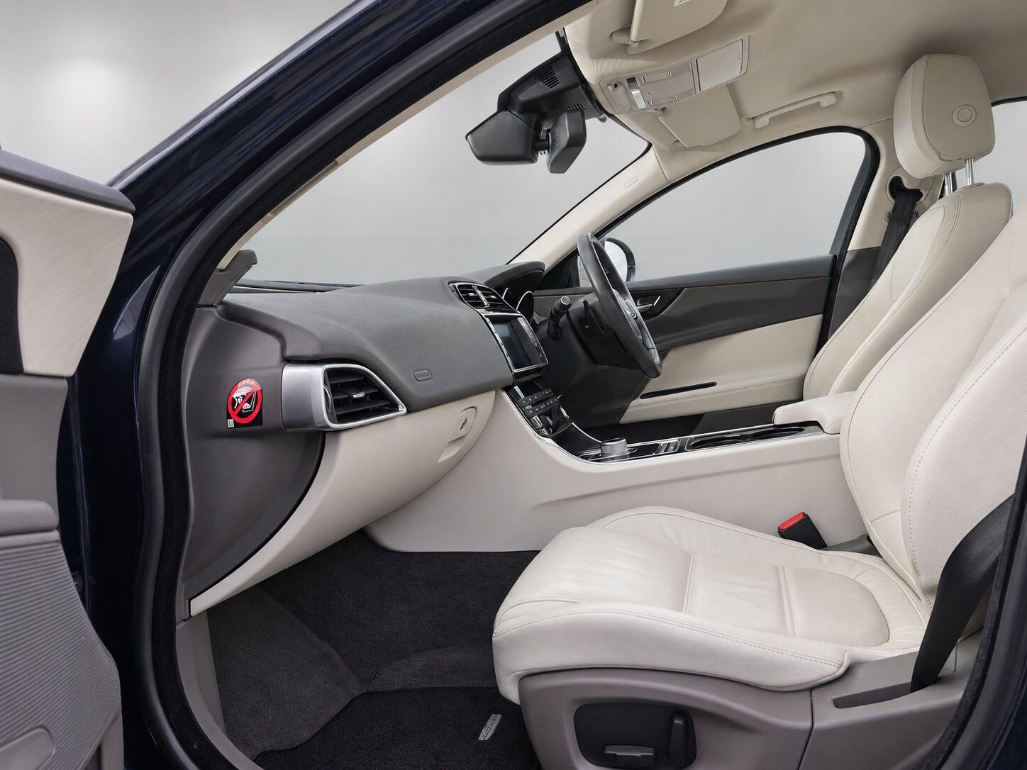 Jaguar Xe view 30