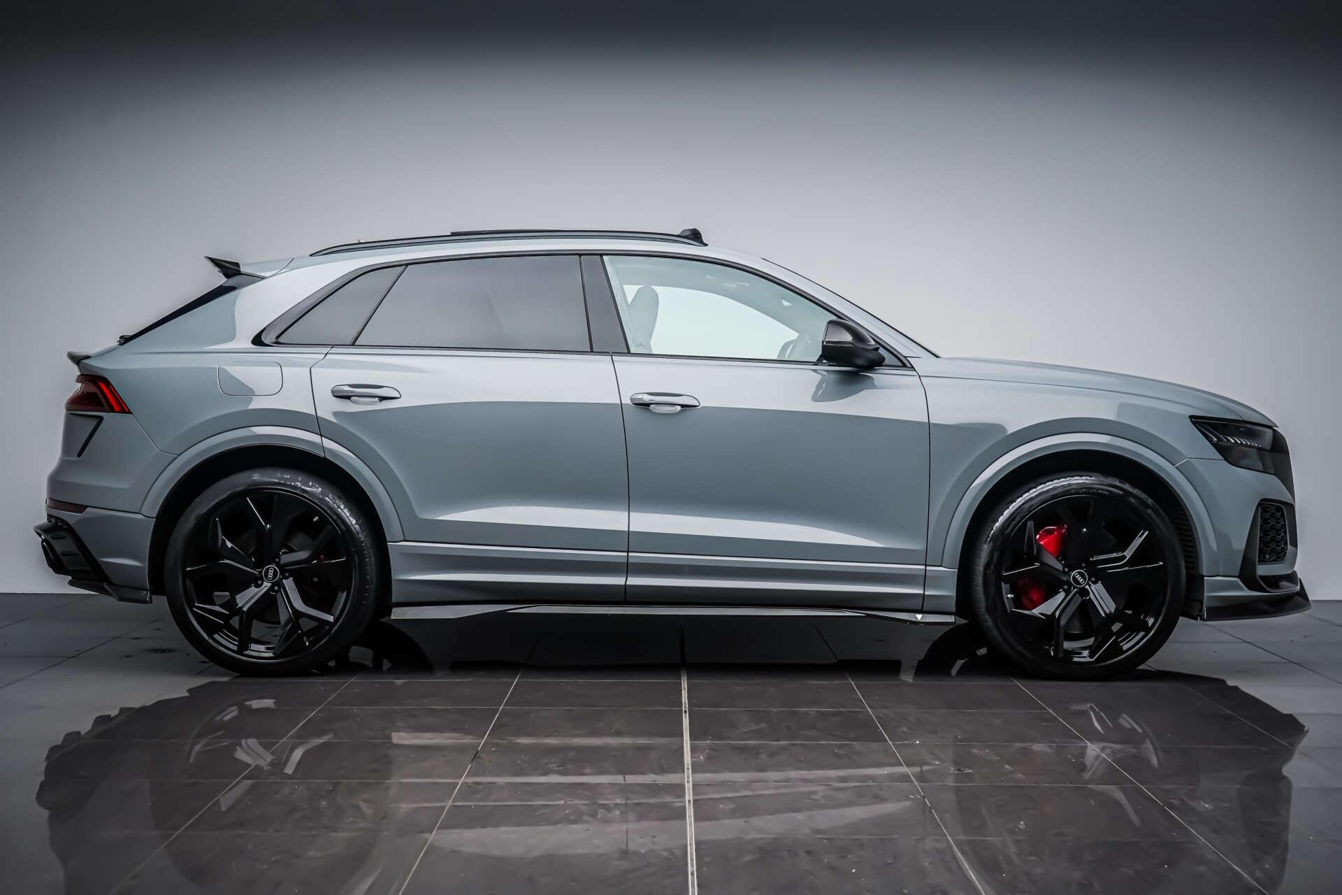 Audi RS Q8 view 10