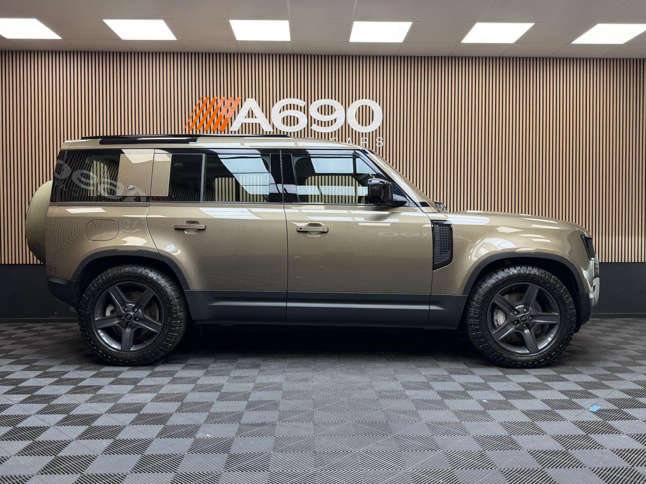 Land Rover Defender 110 view 7