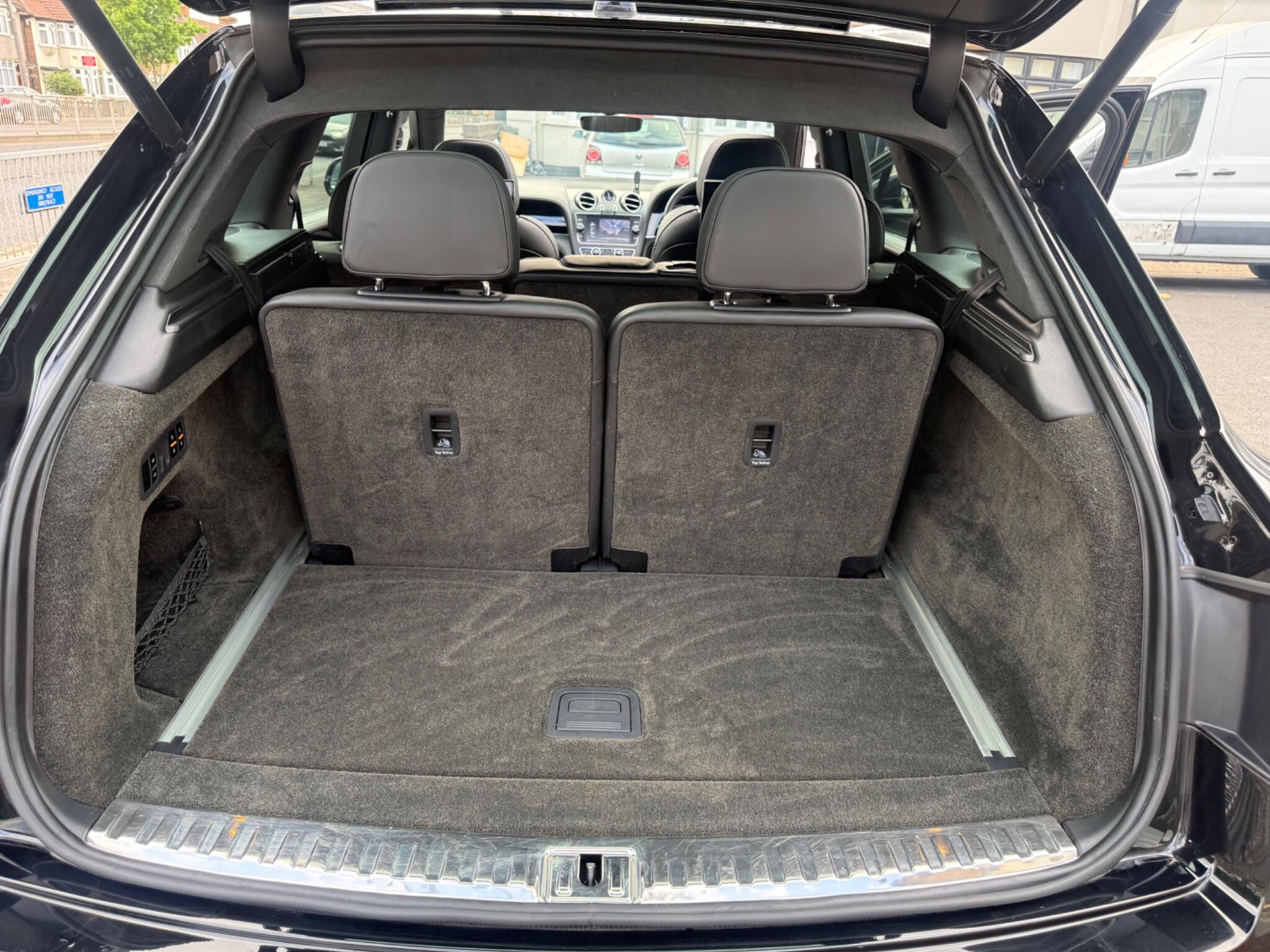Bentley Bentayga view 29