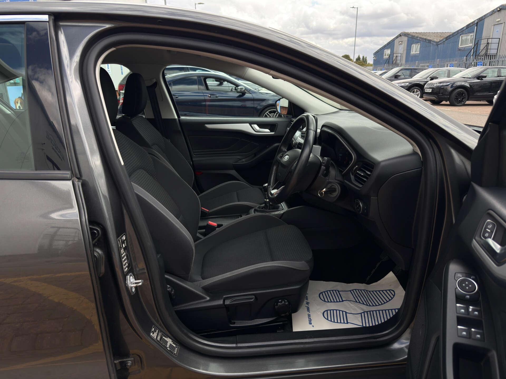 Ford Focus view 23