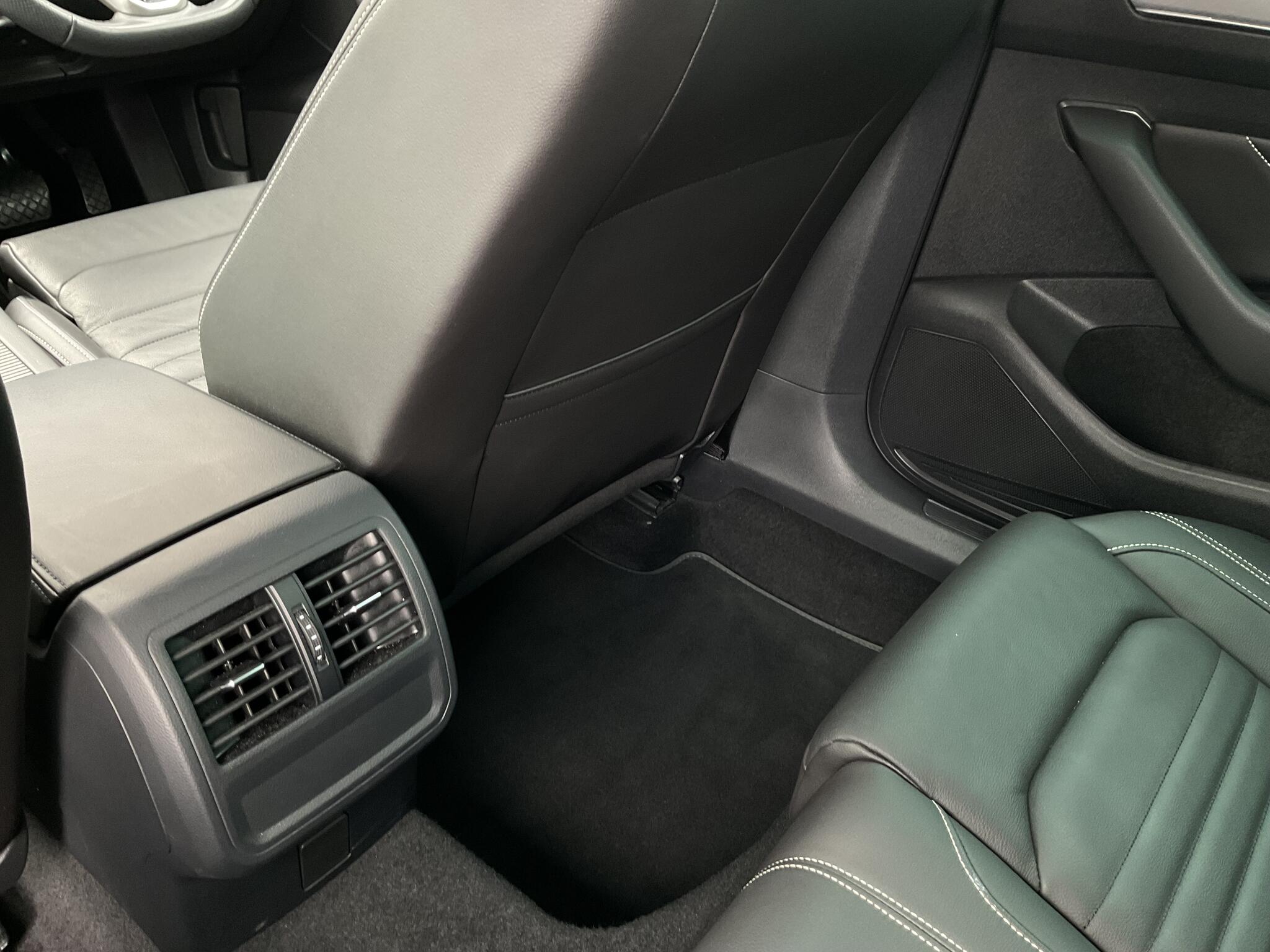 Volkswagen Passat view 24