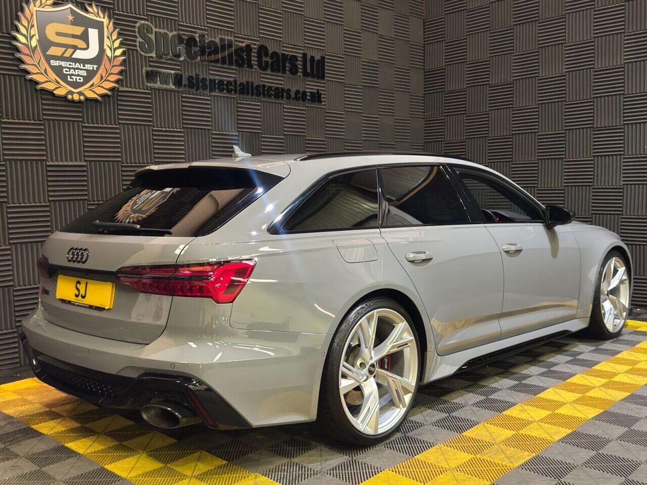Audi RS6 Avant view 3