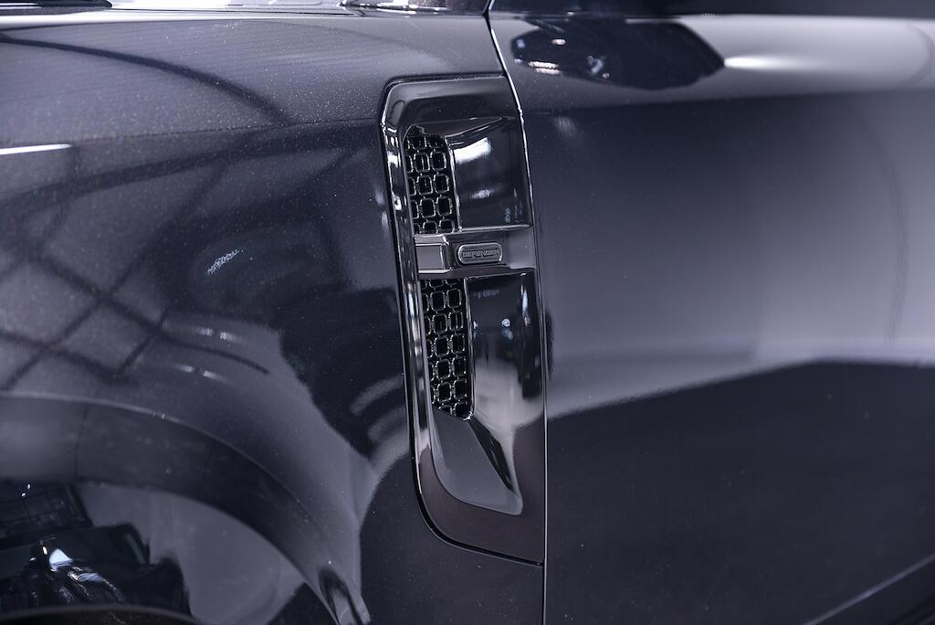 Land Rover Defender view 9