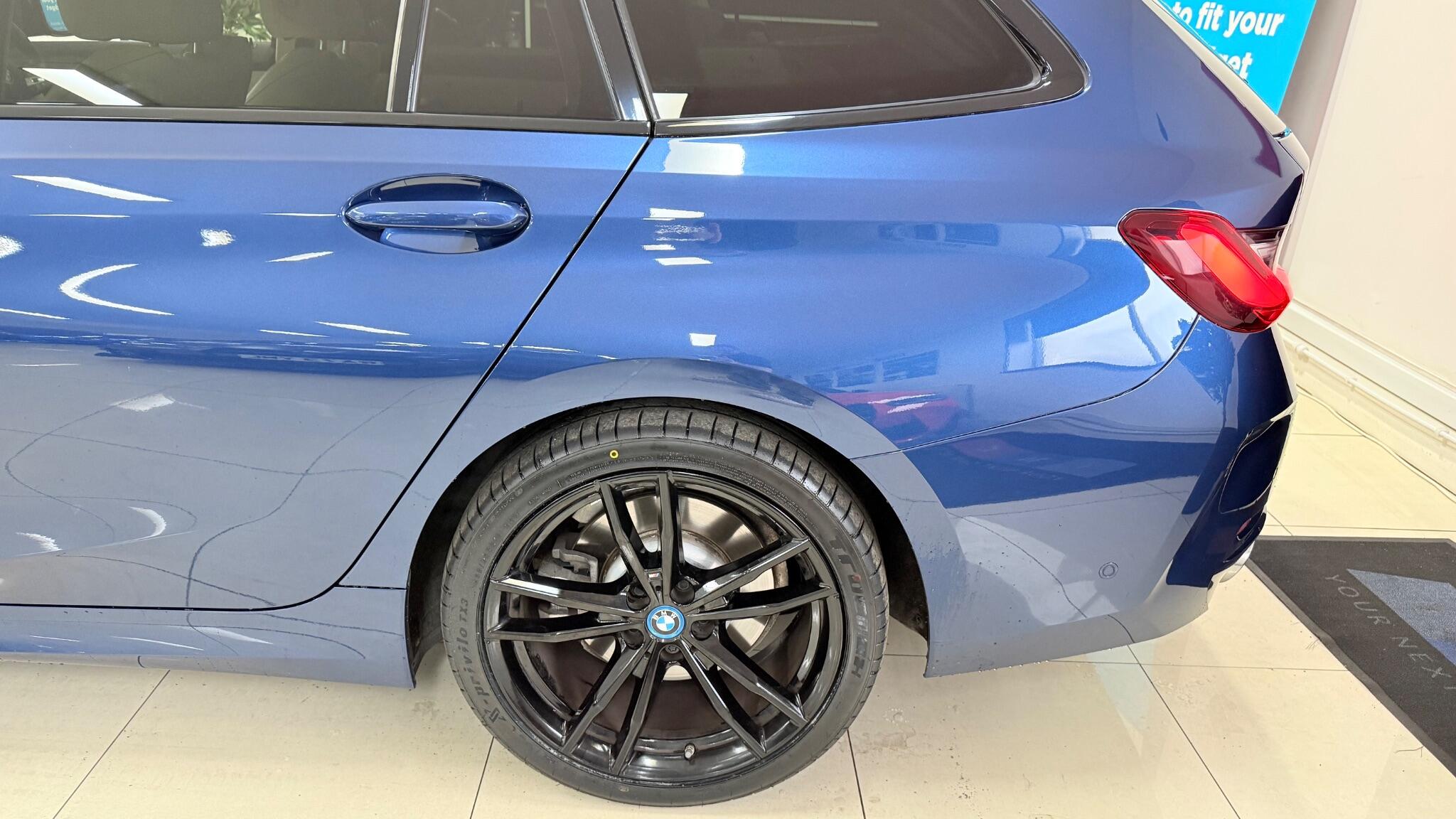 BMW 3 Series view 40