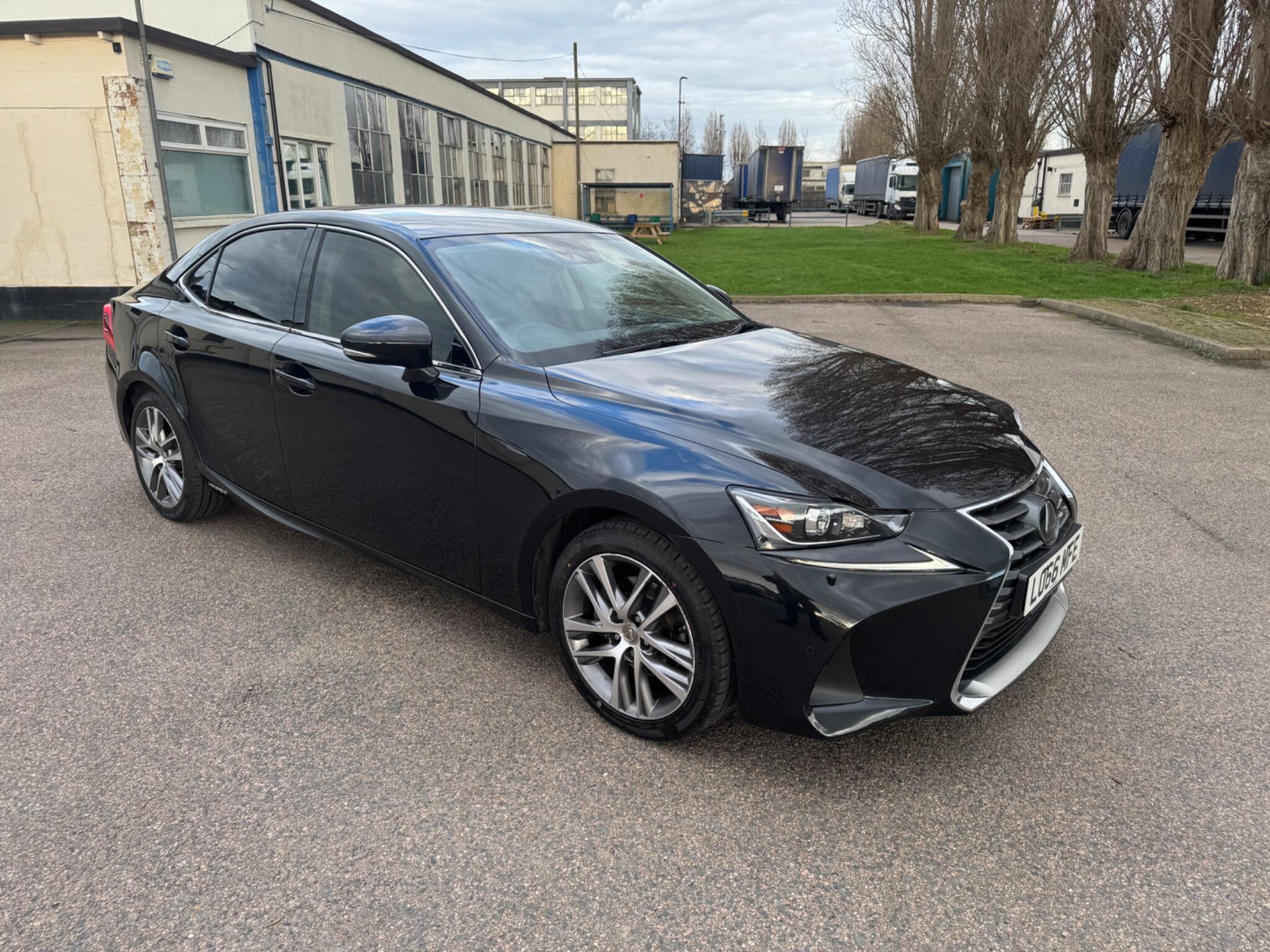 Lexus IS 2.5 300h Advance E-CVT Euro 6 (s/s) 4dr