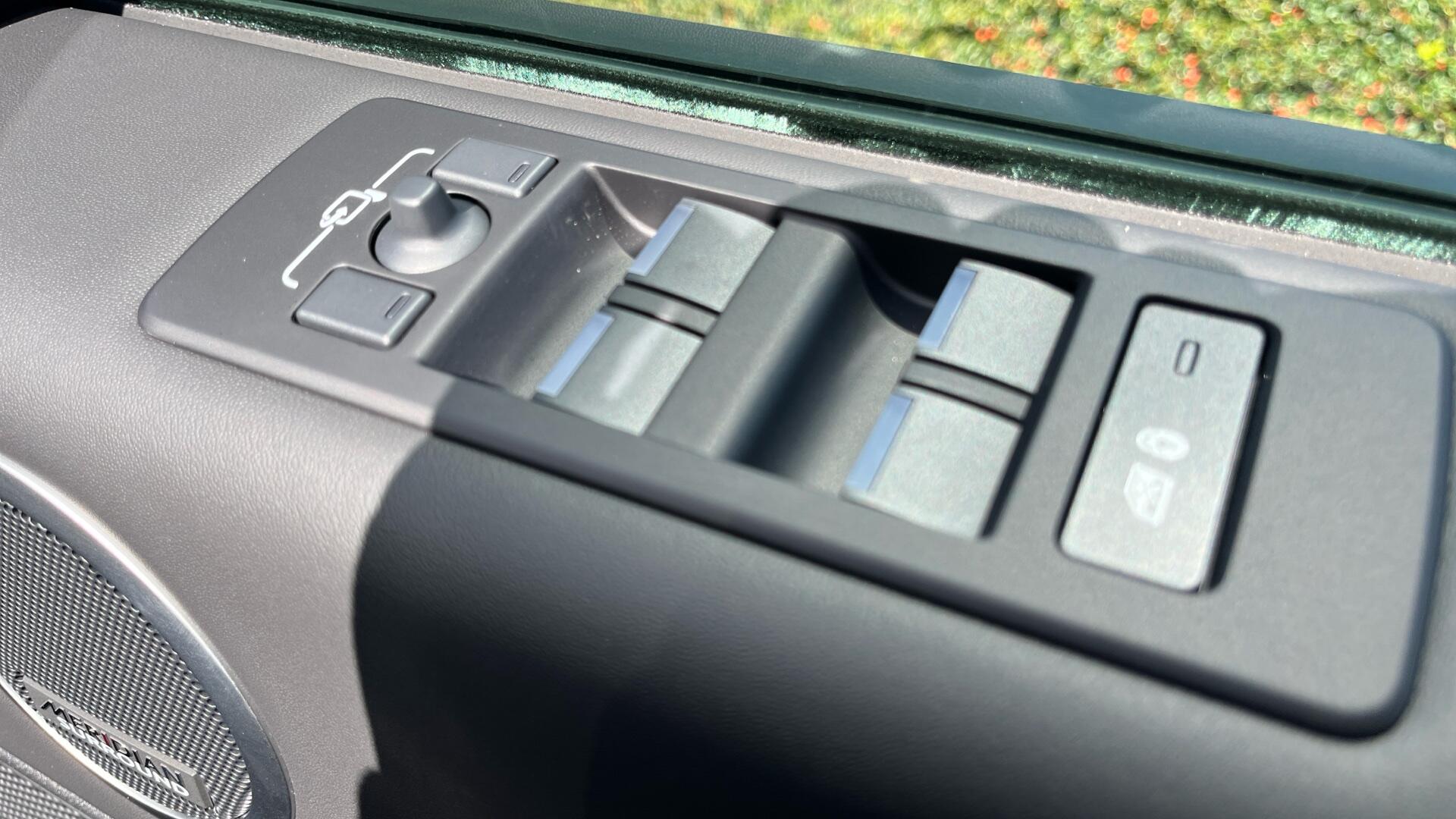 Land Rover Discovery view 32