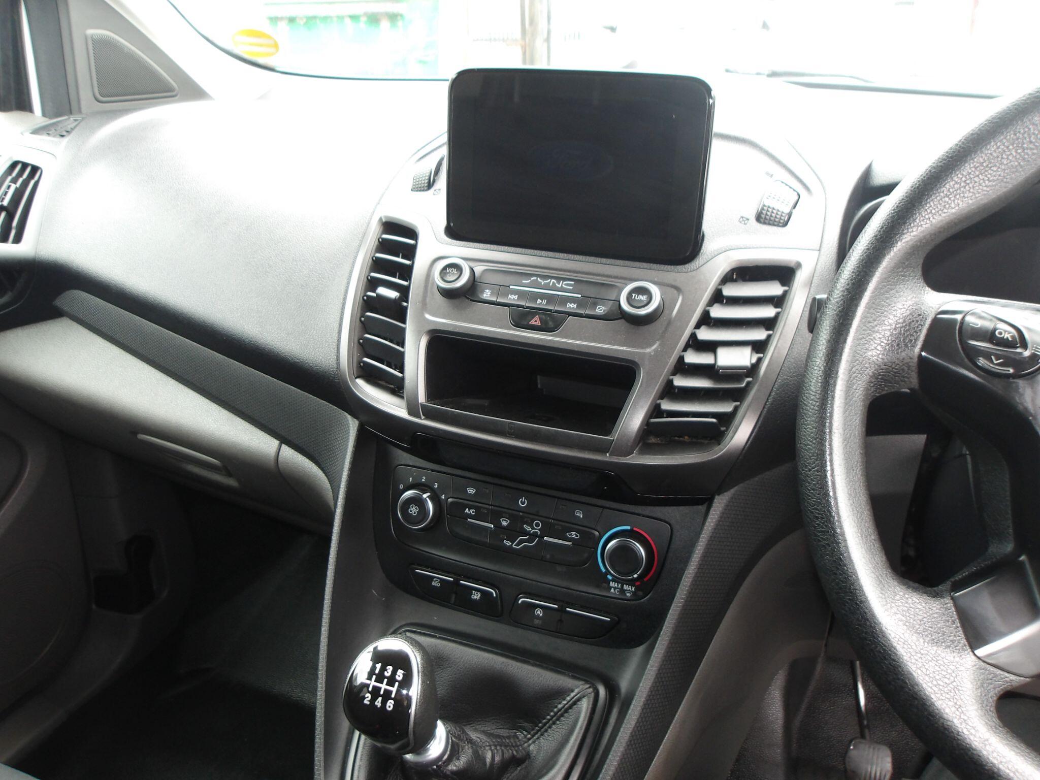 Ford Transit Connect view 10