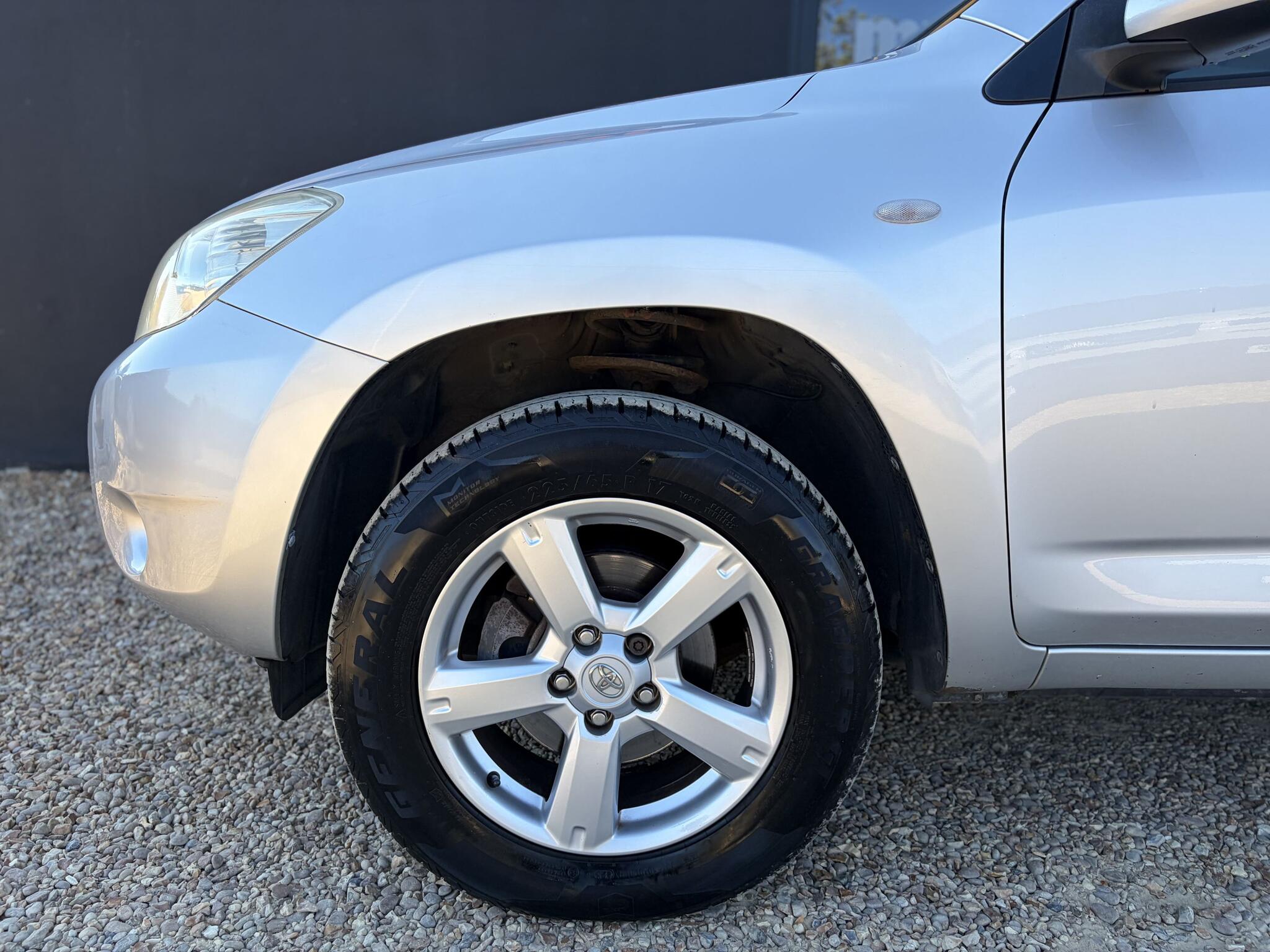 Toyota Rav4 view 4
