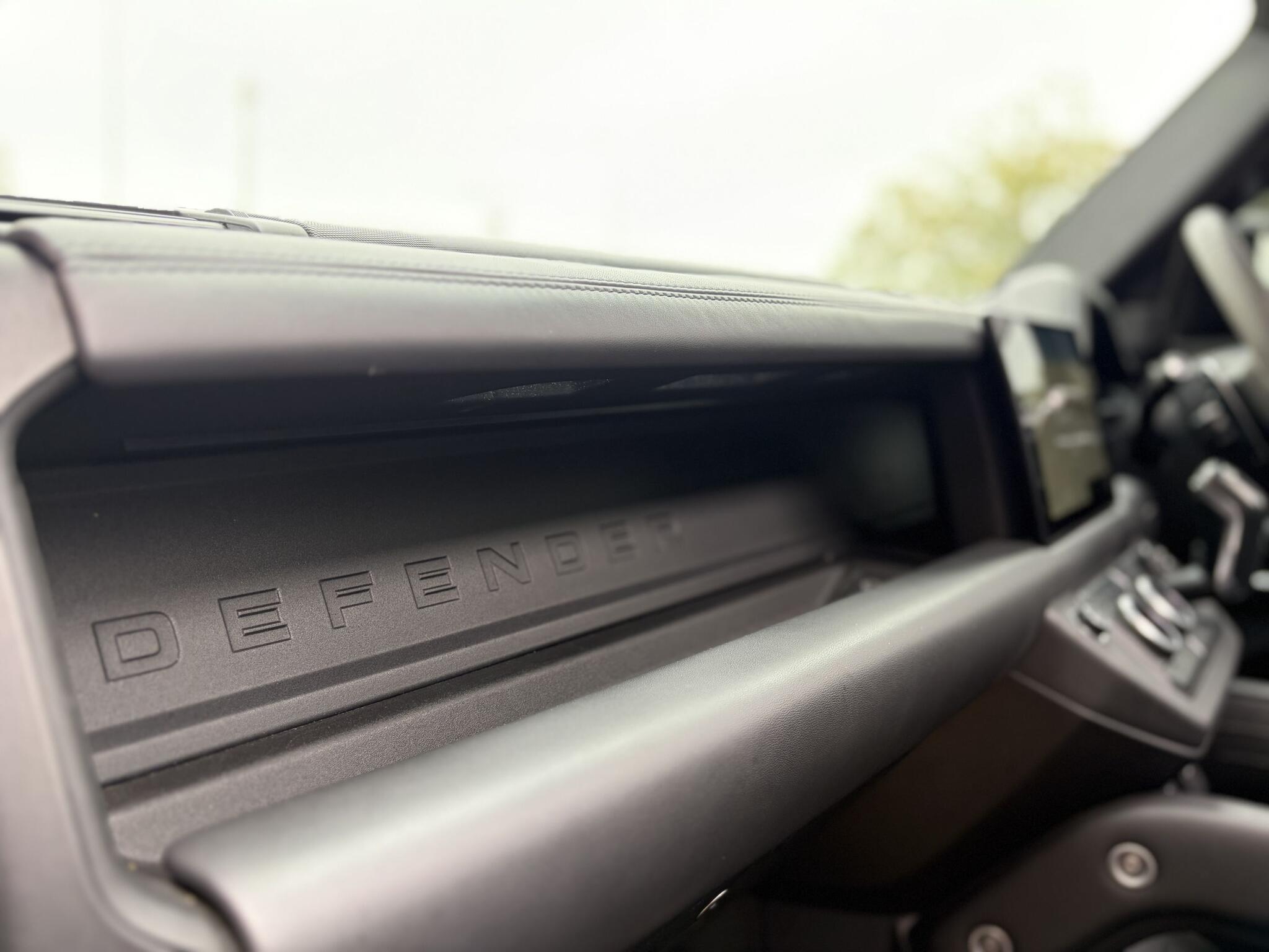 Land Rover Defender 110 view 29