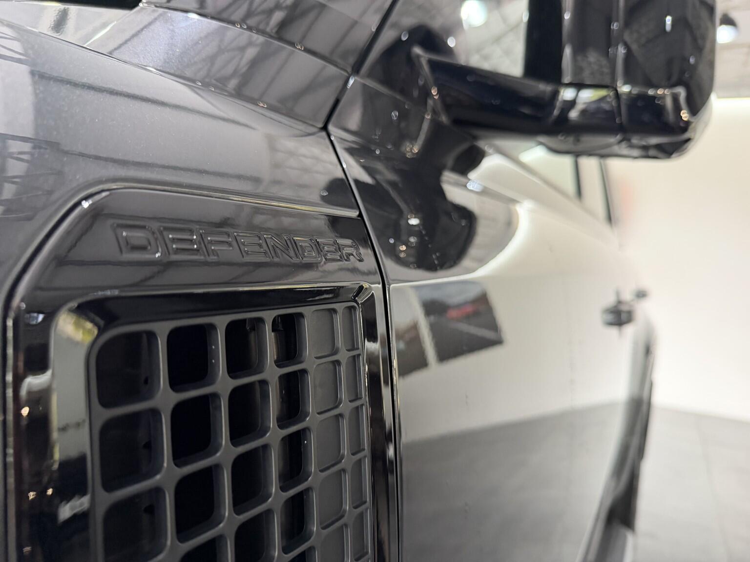 Land Rover Defender 110 view 68