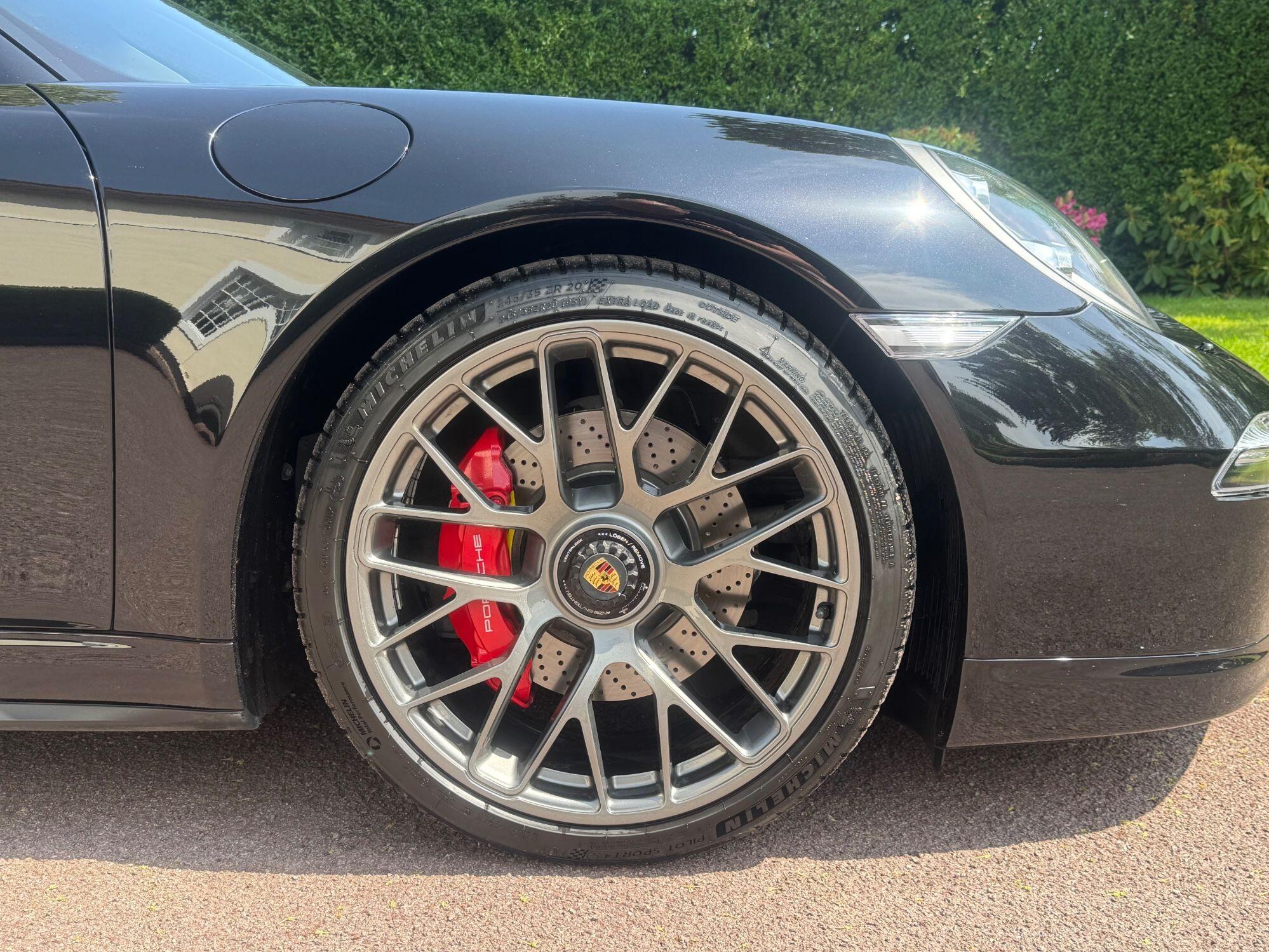 Porsche 911 view 16