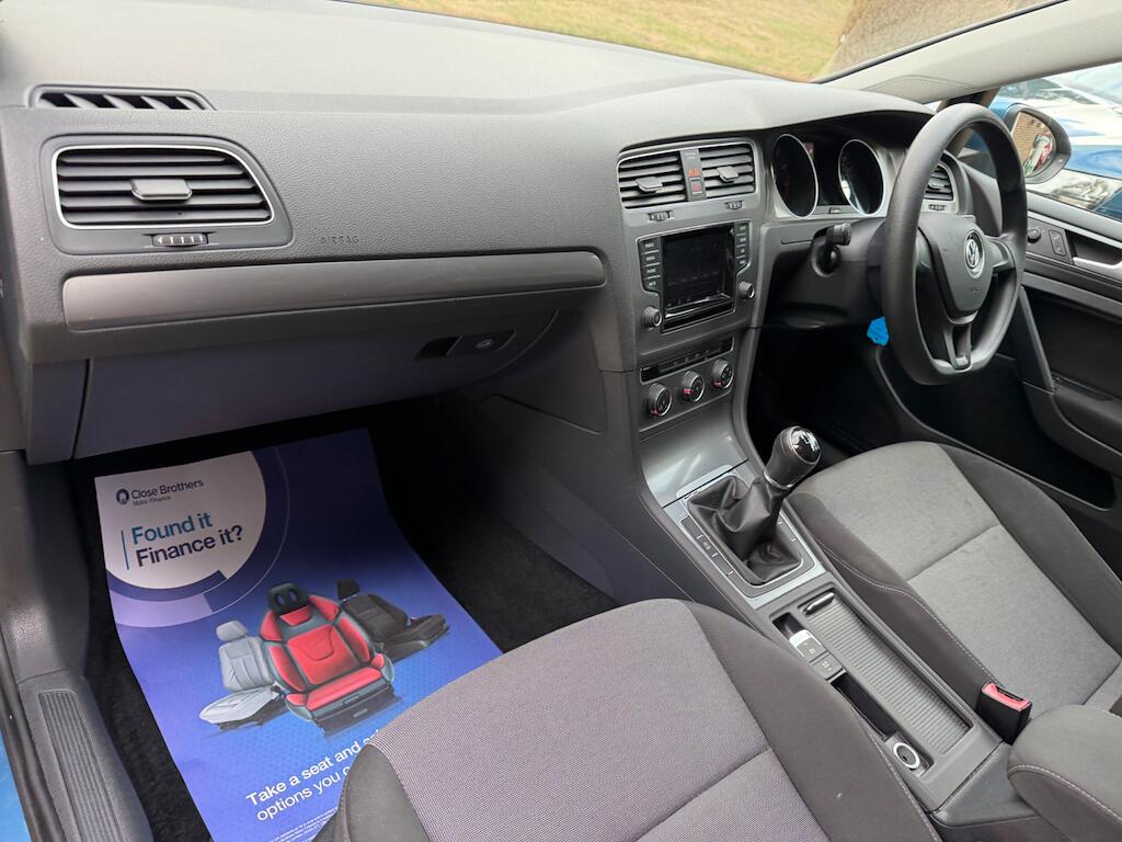 Volkswagen Golf view 3