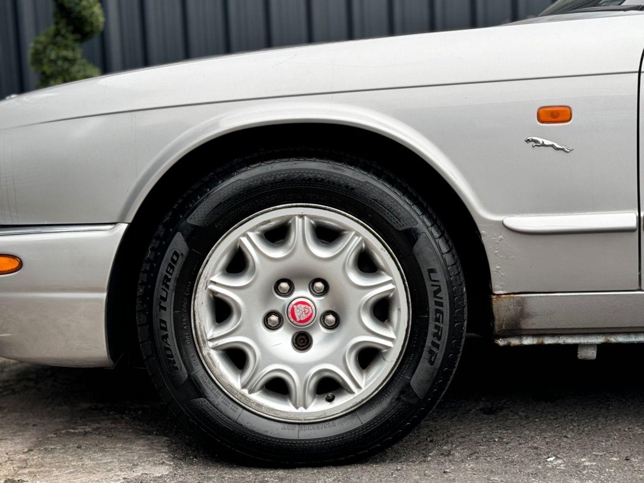 Jaguar XJ view 36