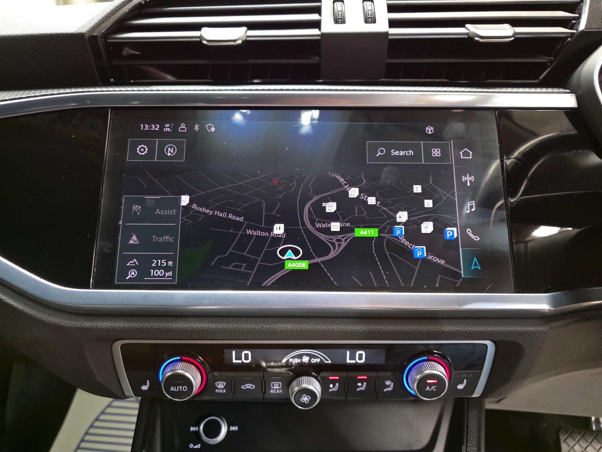 Audi Q3 view 8