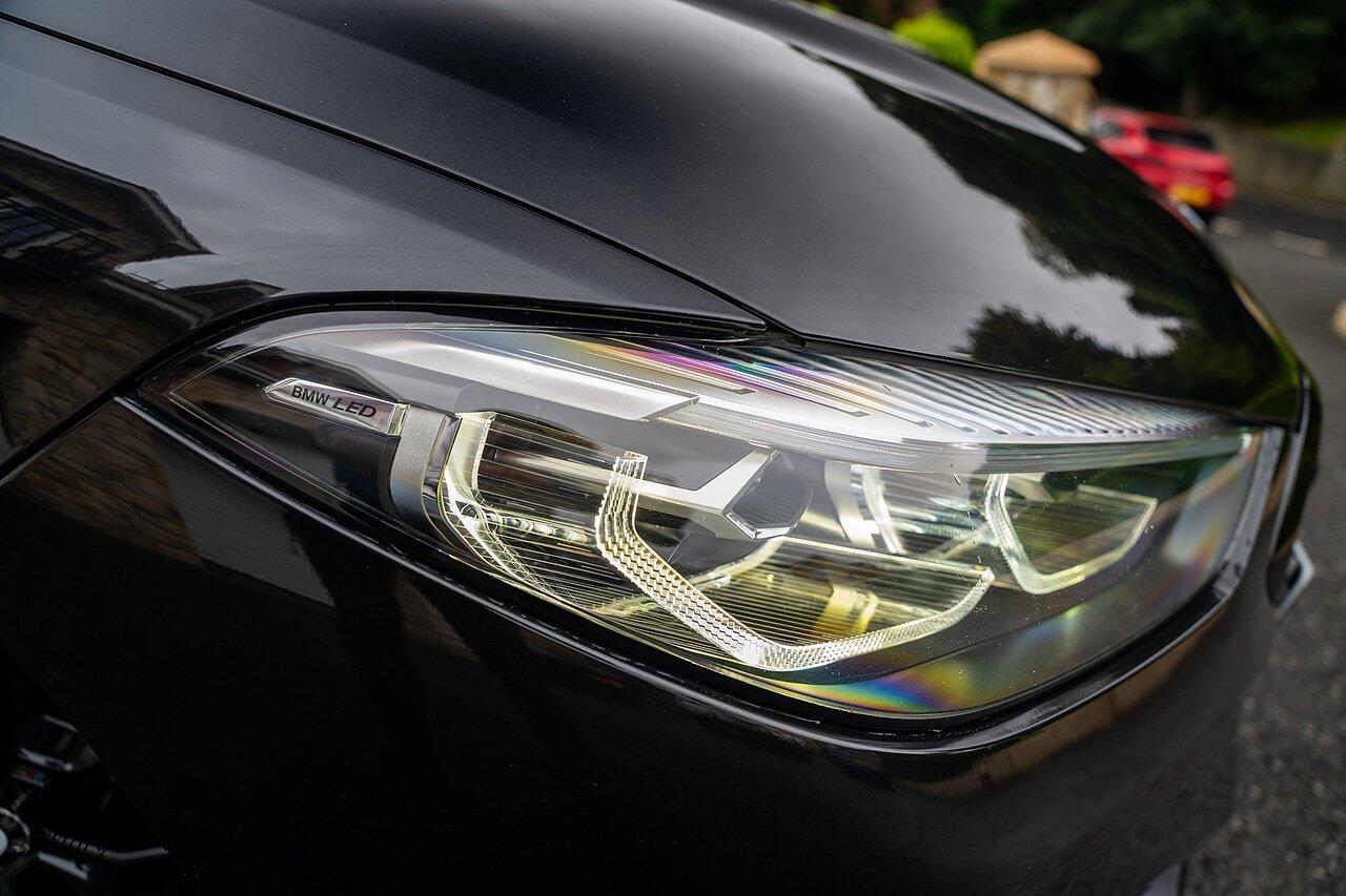 BMW 8 Series view 24