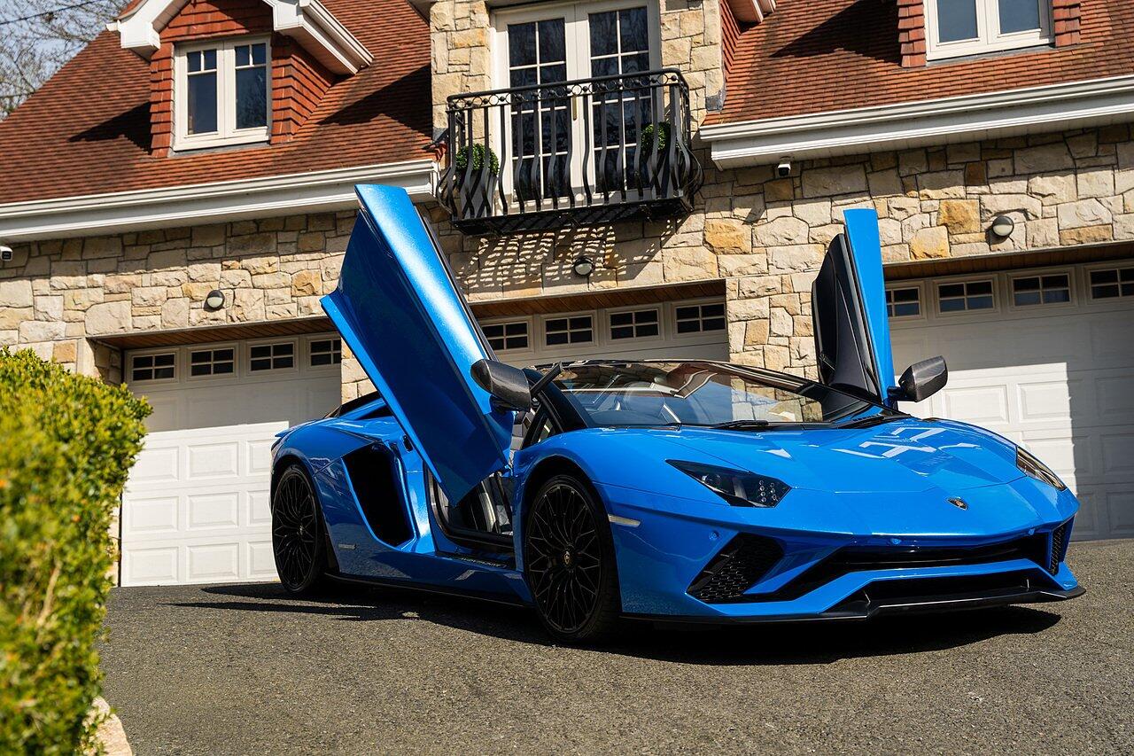 Lamborghini Aventador view 100