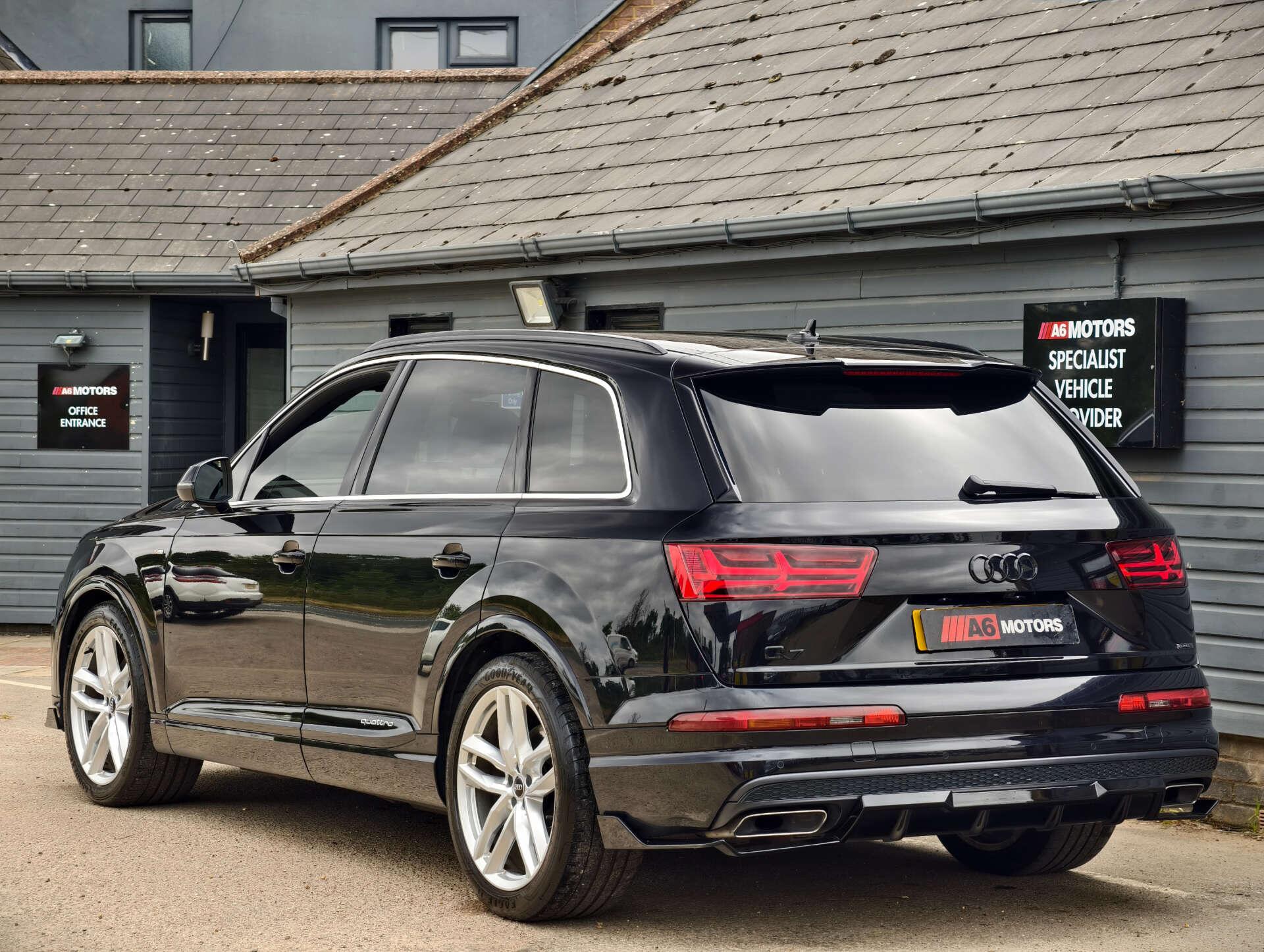 Audi Q7 view 11