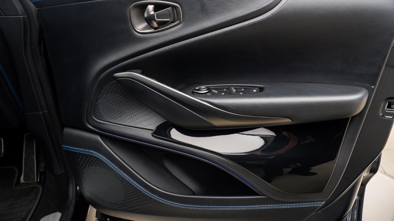 Aston Martin DBX view 24