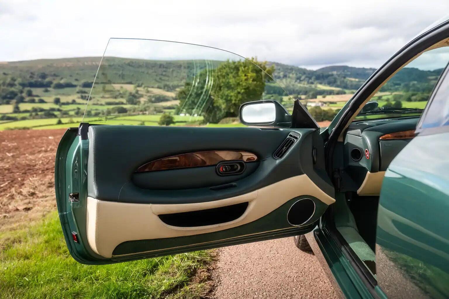 Aston Martin DB7 view 38