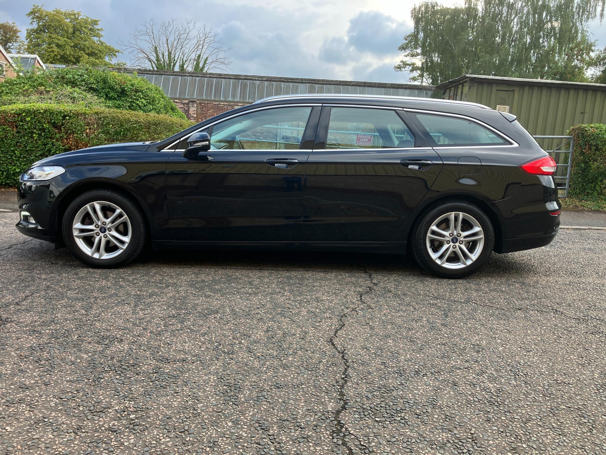 Ford Mondeo view 4