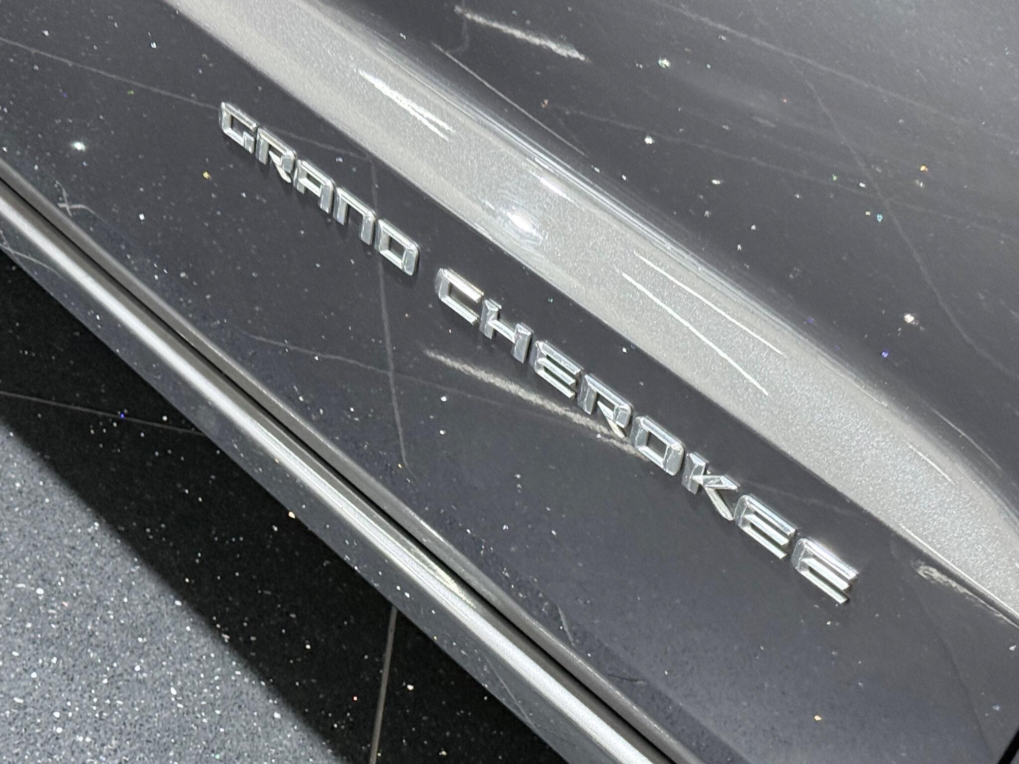 Jeep Grand Cherokee view 32