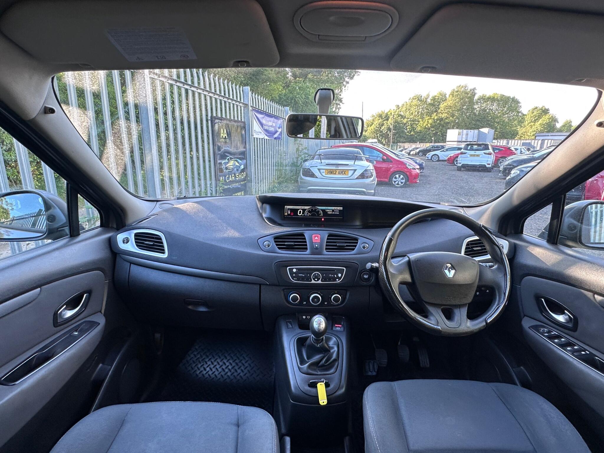 2010 Renault Grand Scenic image 16