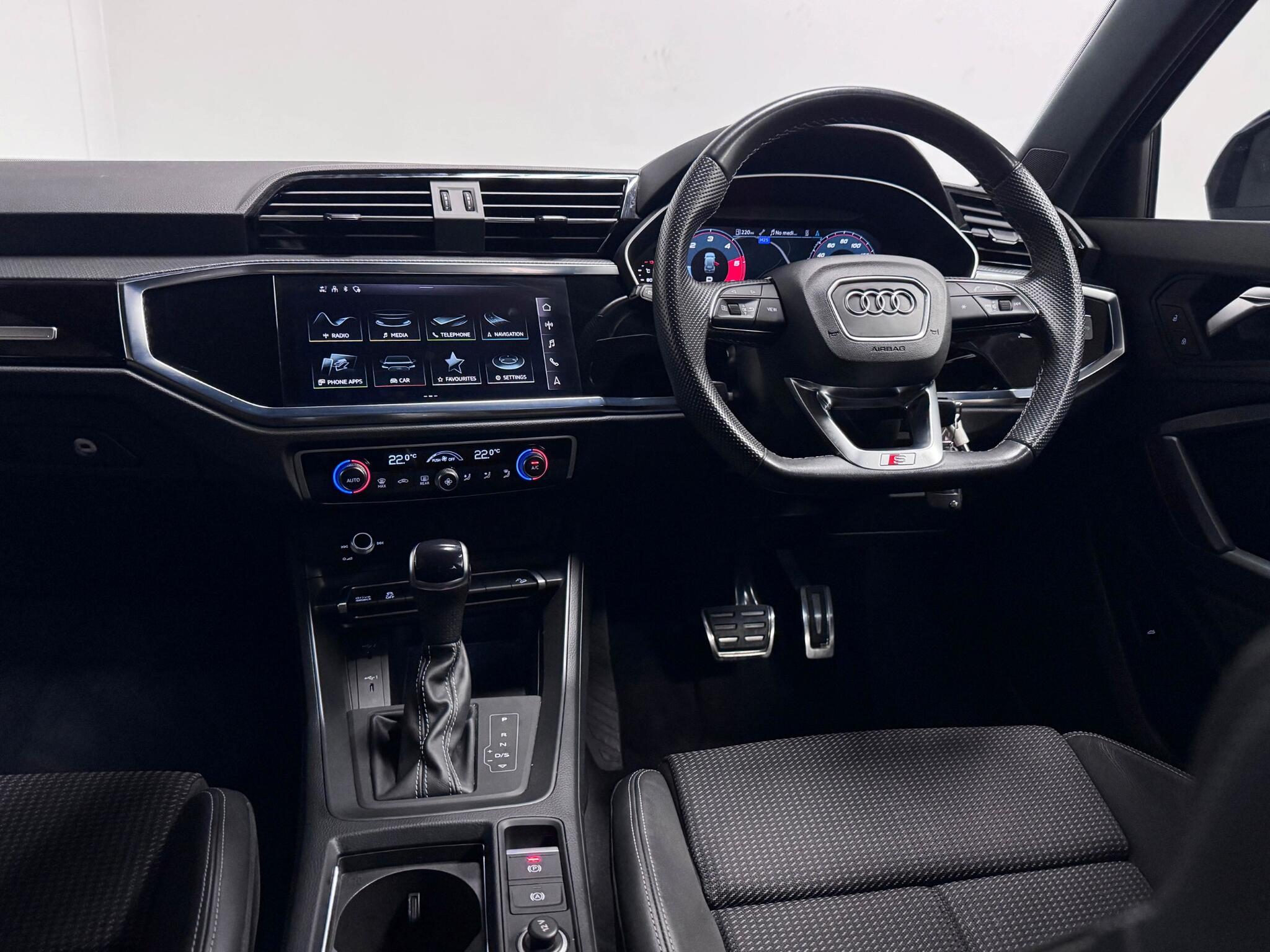 Audi Q3 view 29