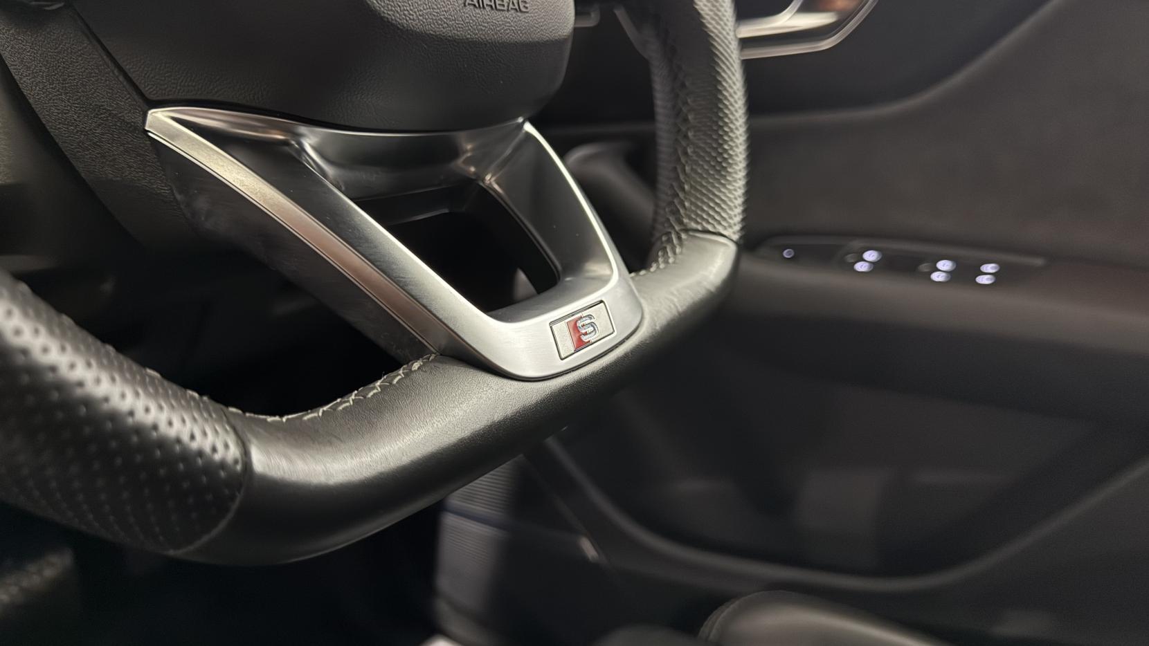 Audi Q7 view 15