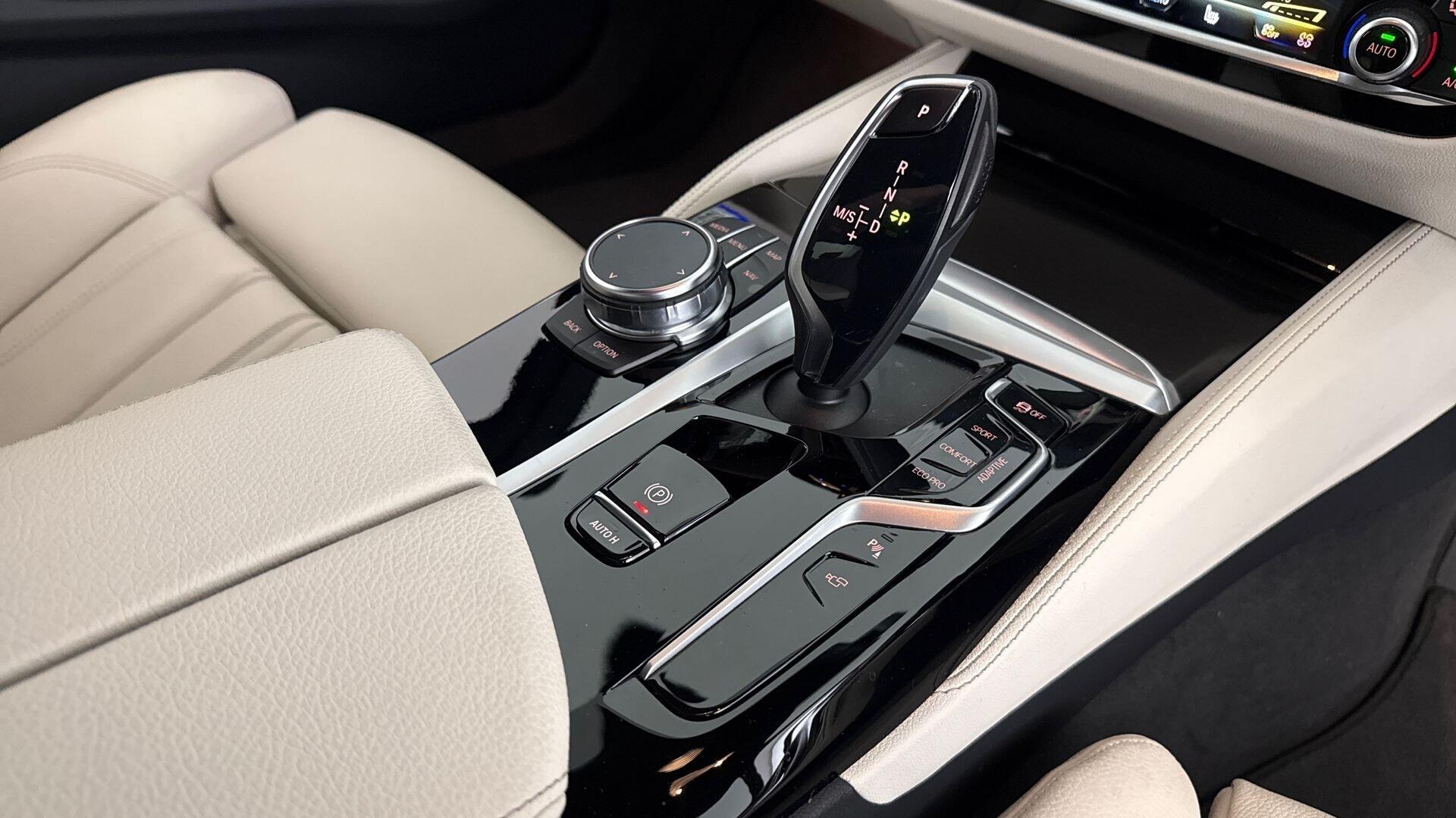BMW 5 Series view 10