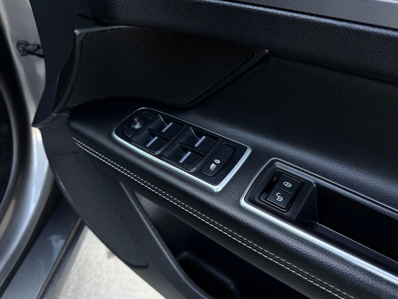 Jaguar XF view 25