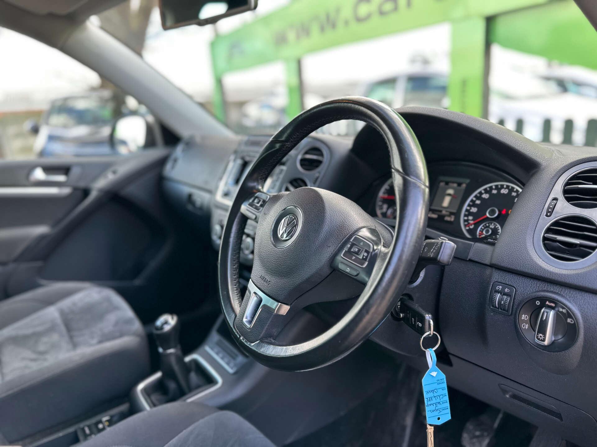 Volkswagen Tiguan view 2