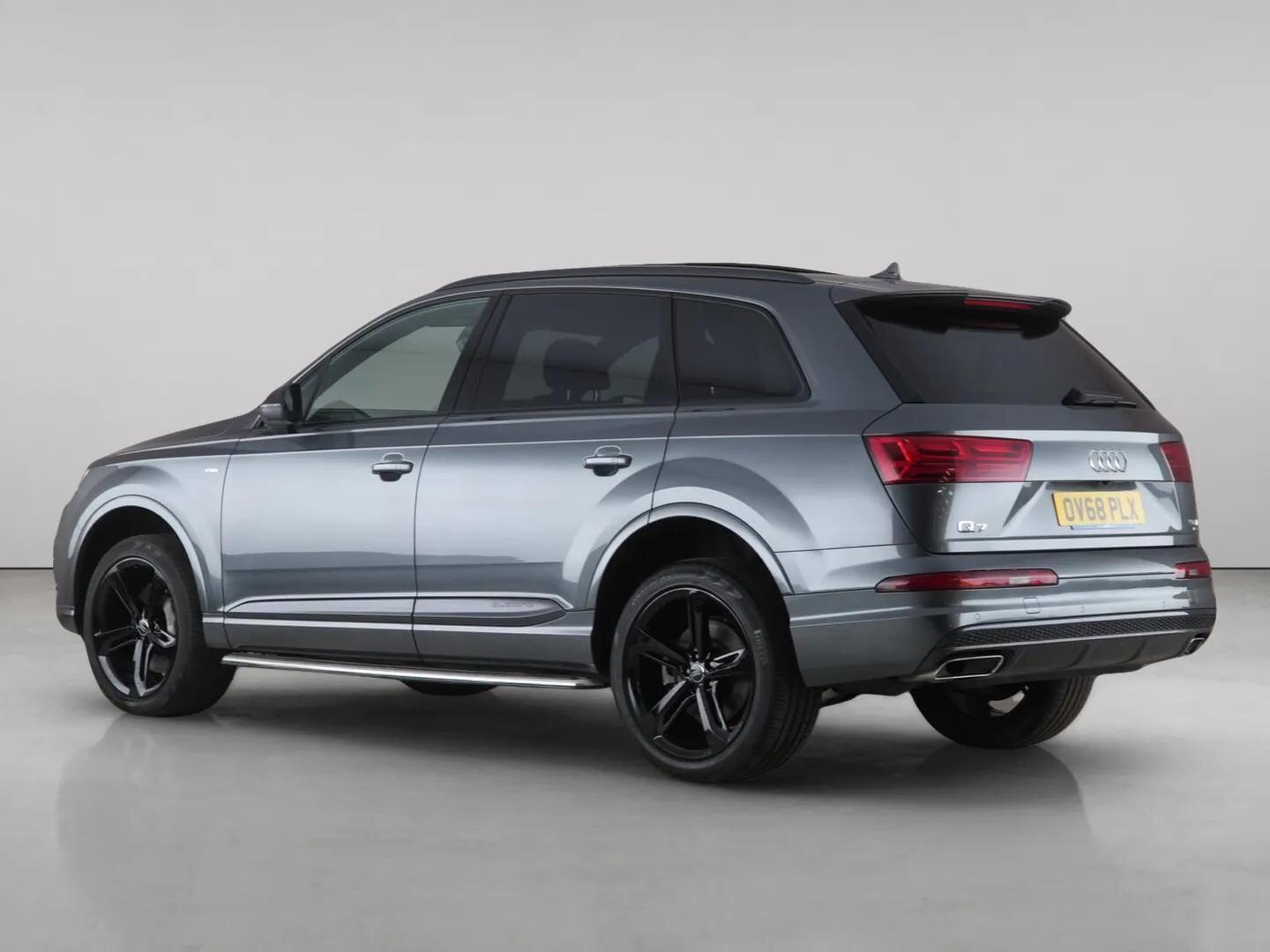 Audi Q7 view 6