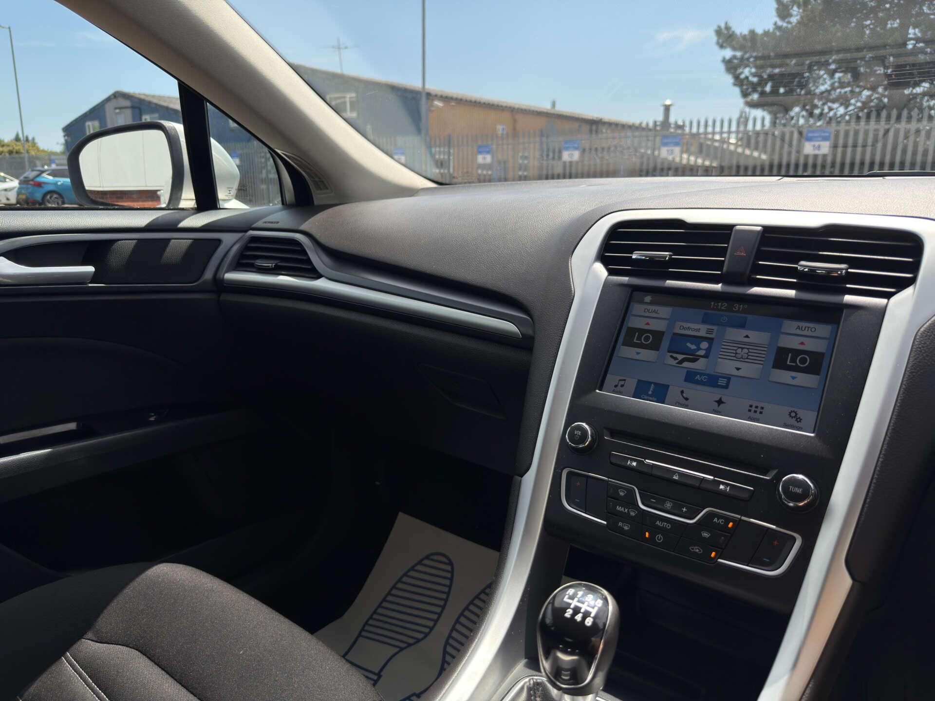 Ford Mondeo view 50