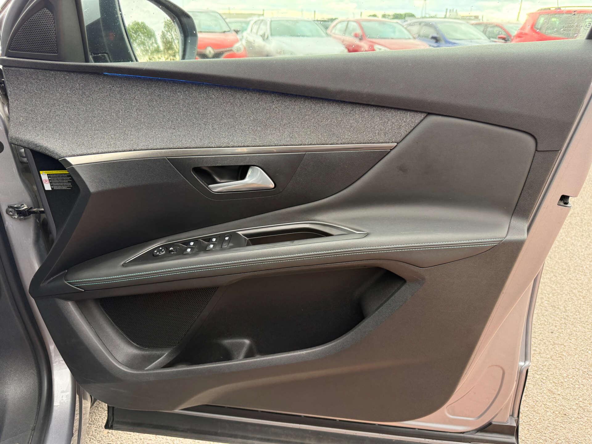 Peugeot 3008 view 34