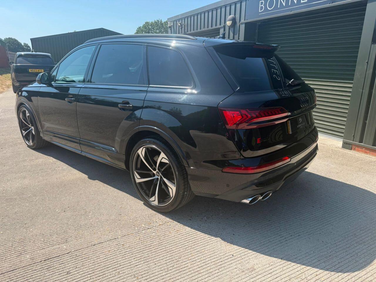 Audi SQ7 view 3