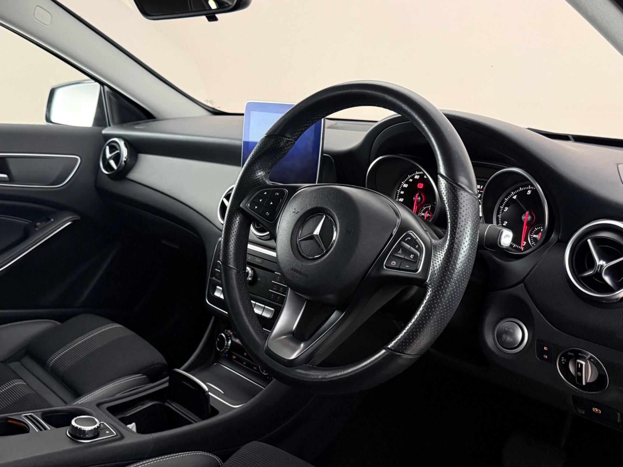 Mercedes-Benz GLA view 3