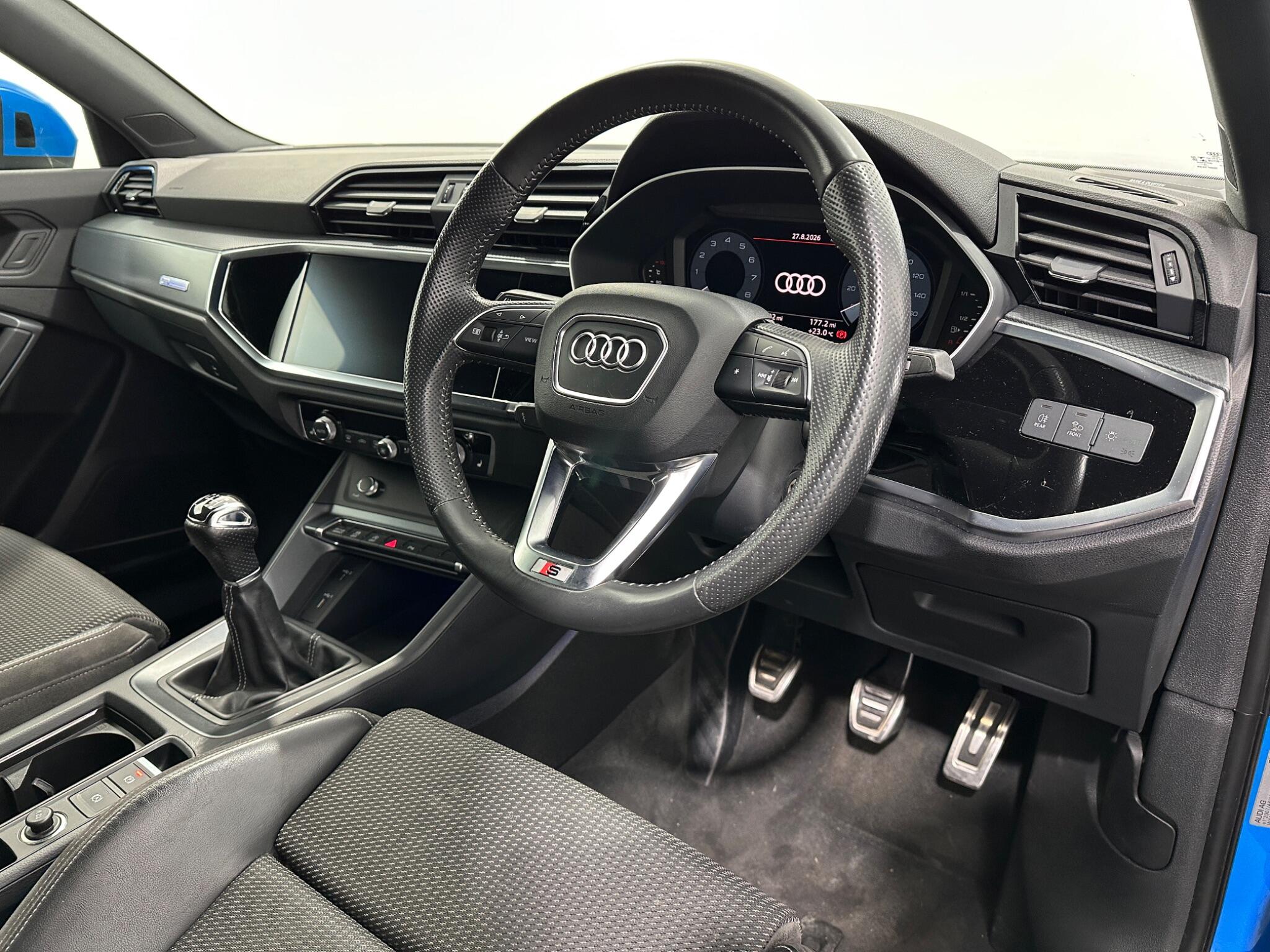 Audi Q3 view 11