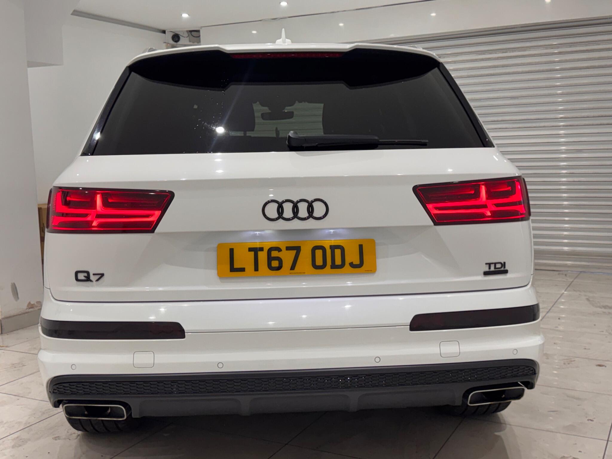 Audi Q7 view 7