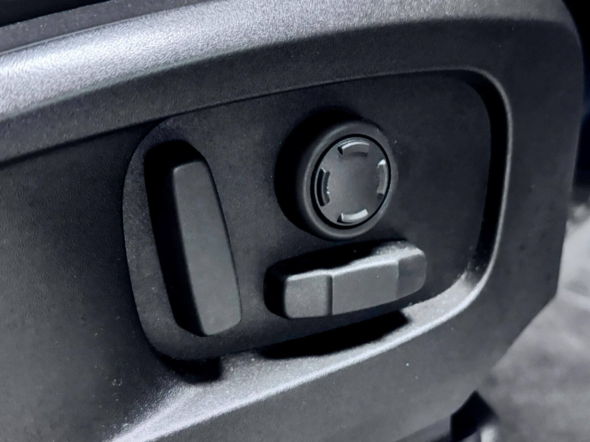 Land Rover Defender 110 view 28