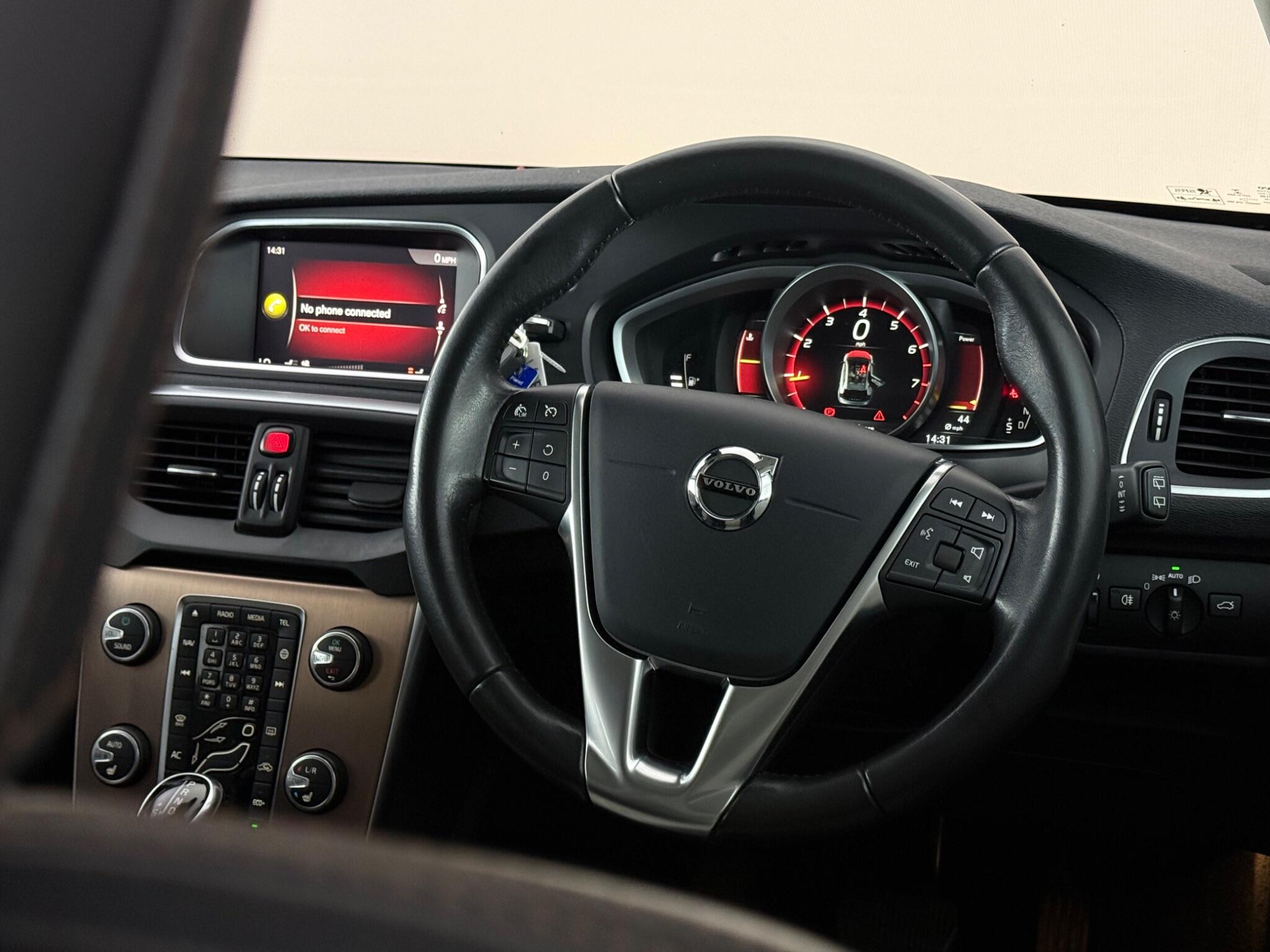 Volvo V40 Cross Country view 13