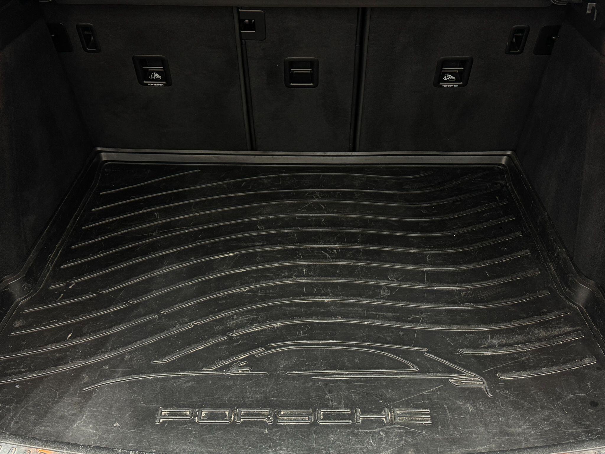 Porsche Macan view 70